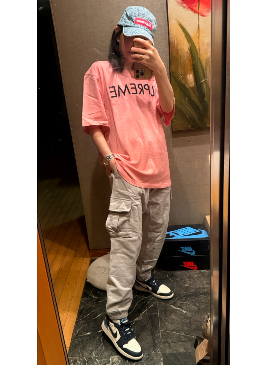 Supreme Circles Jacquard Denim Camp Cap Blue - 21FW, Supreme Capital S/S Top Pink - 25SS 착용 스타일 - 1
