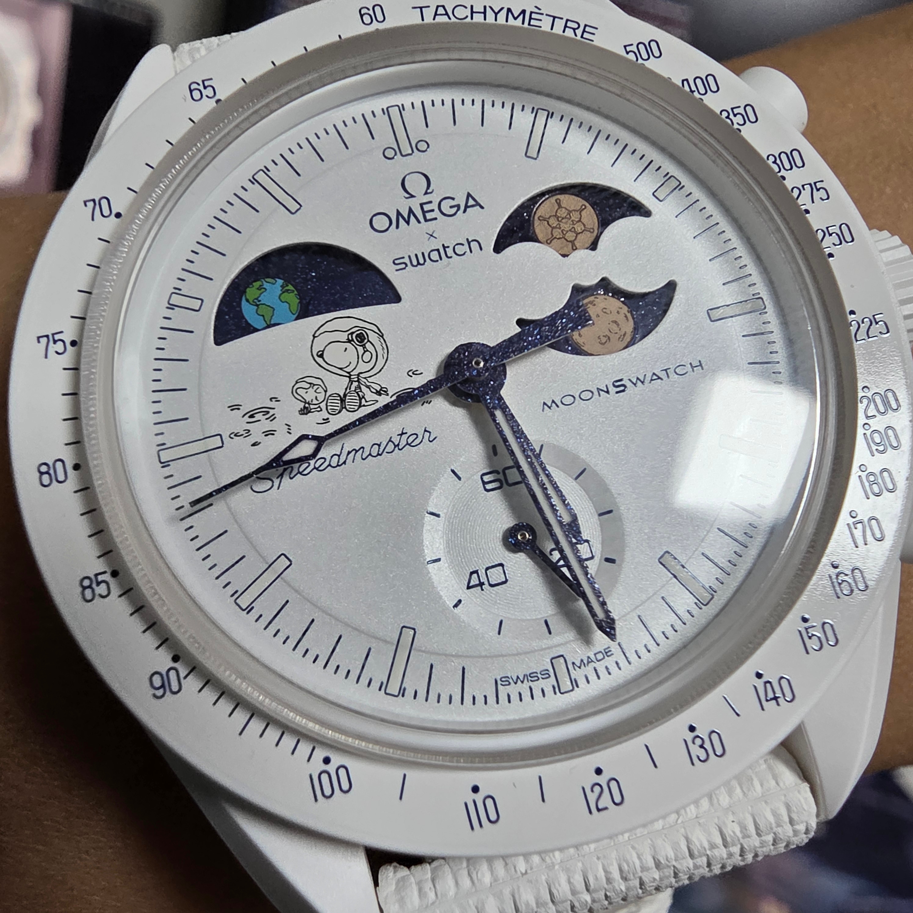 Swatch x Omega x Snoopy Bioceramic Moonswatch Mission To The Earthphase 42mm Moonshine Gold Cold Moon 착용 스타일 - 1
