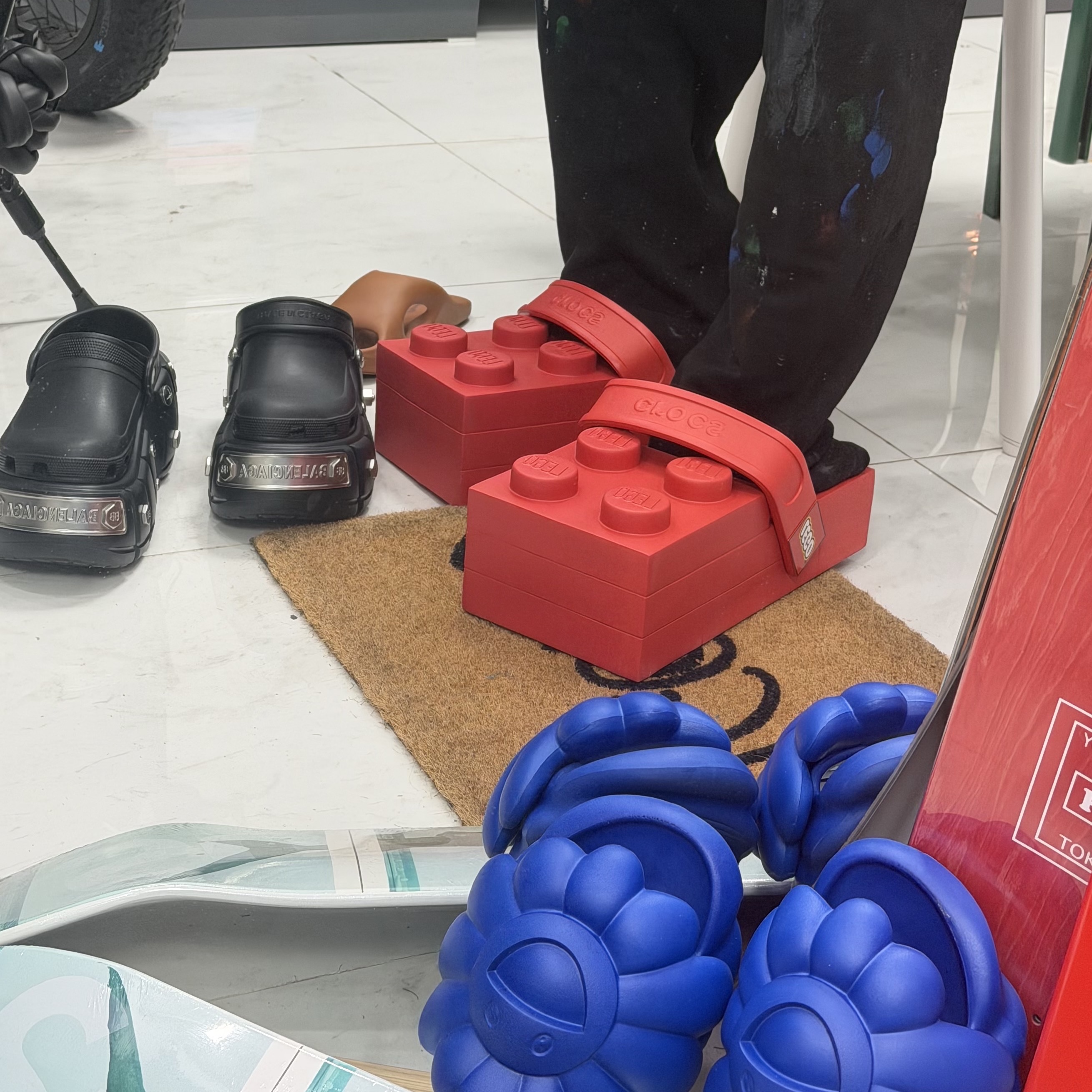 Lego x Crocs Brick Clog Bright Red 착용 스타일