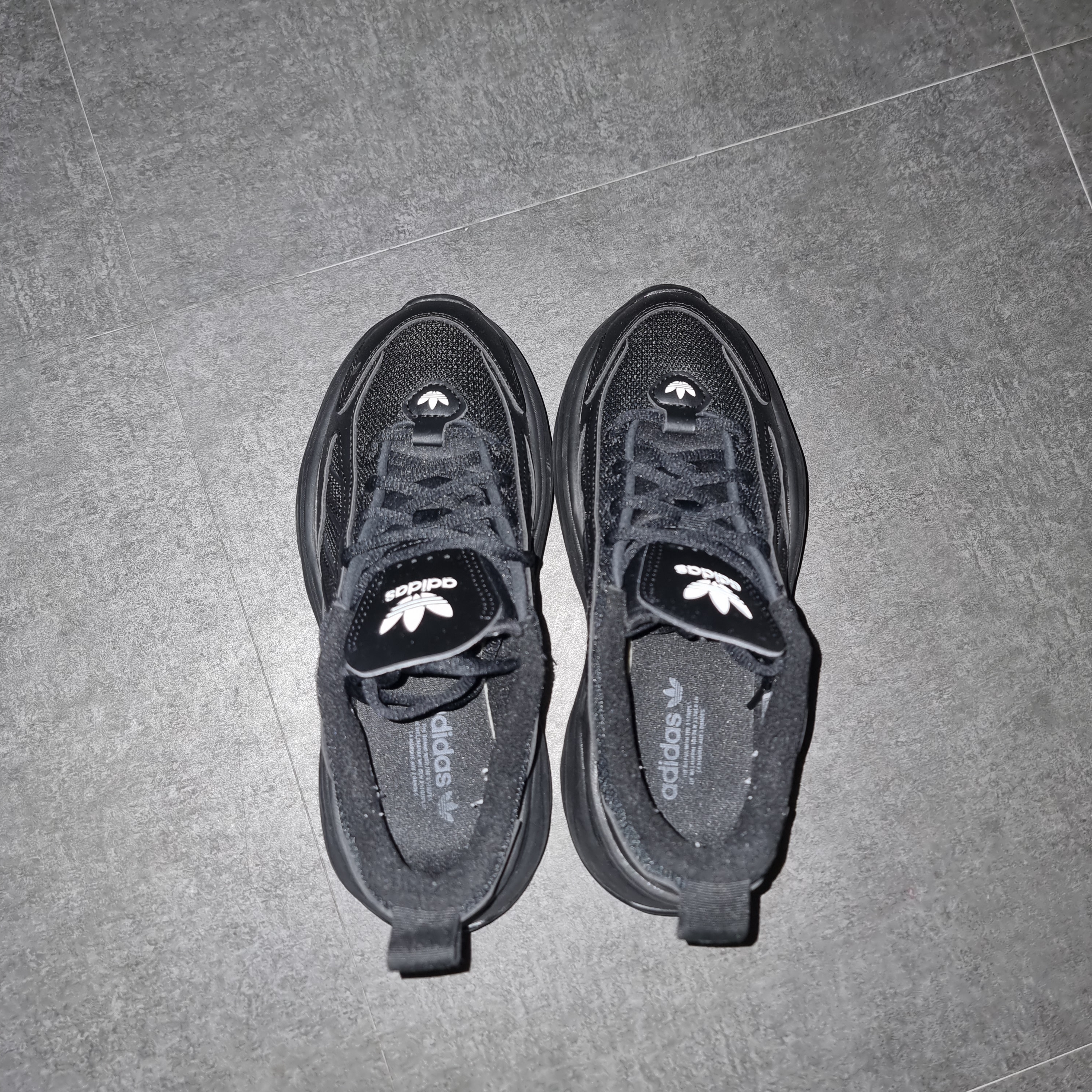(W) Adidas Ozgaia Core Black 착용 스타일
