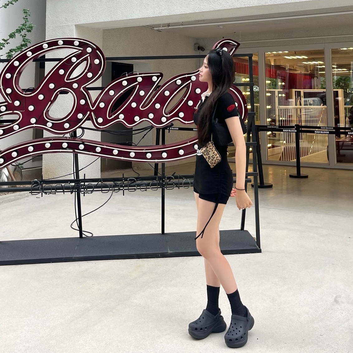 (W) Bad Blood Mystic Capsule Polo Mini Dress Black, (W) Crocs Classic Bae Clog Black 착용 스타일 - 2