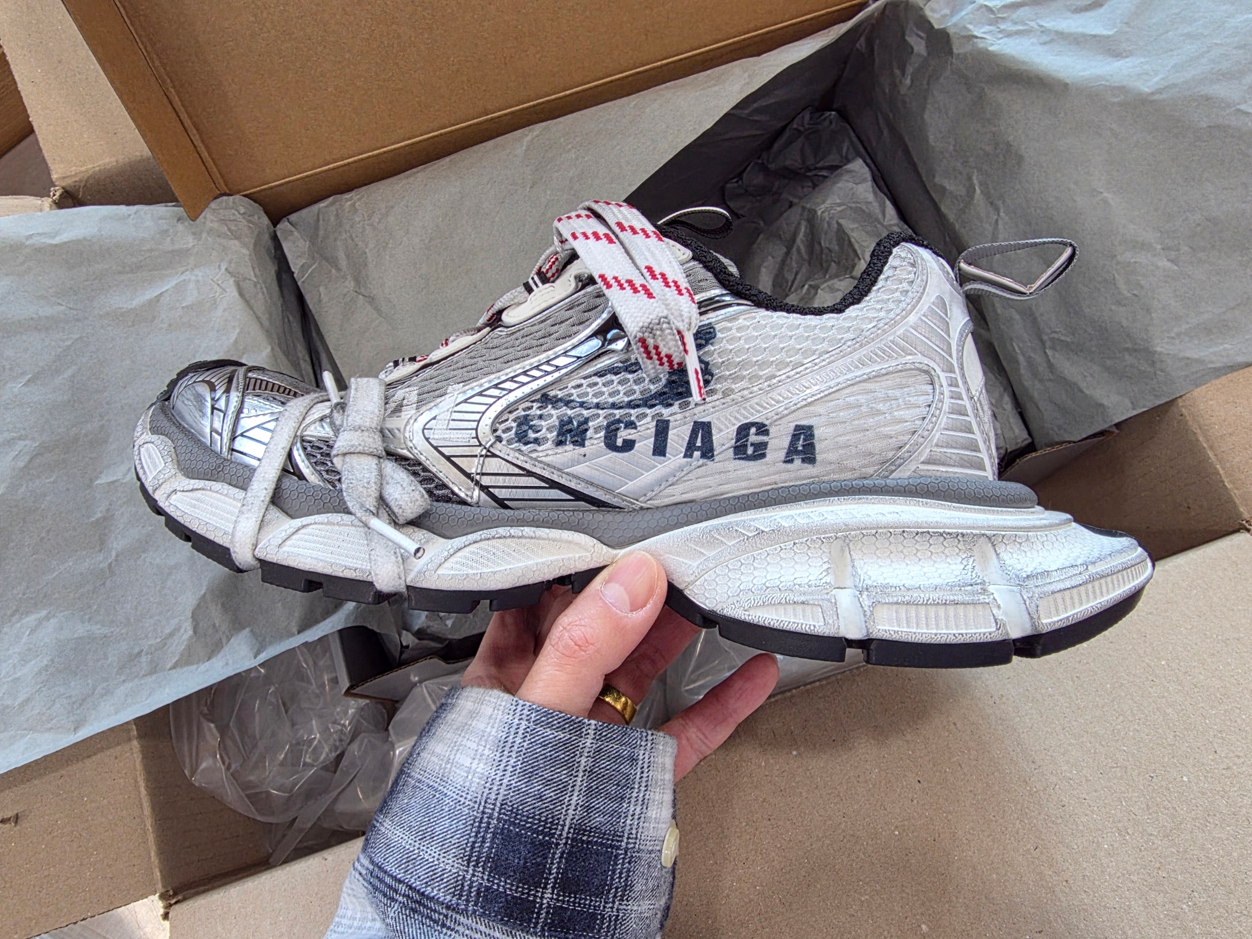 Balenciaga 3XL Split Logo Sneakers White Navy 착용 스타일 - 1