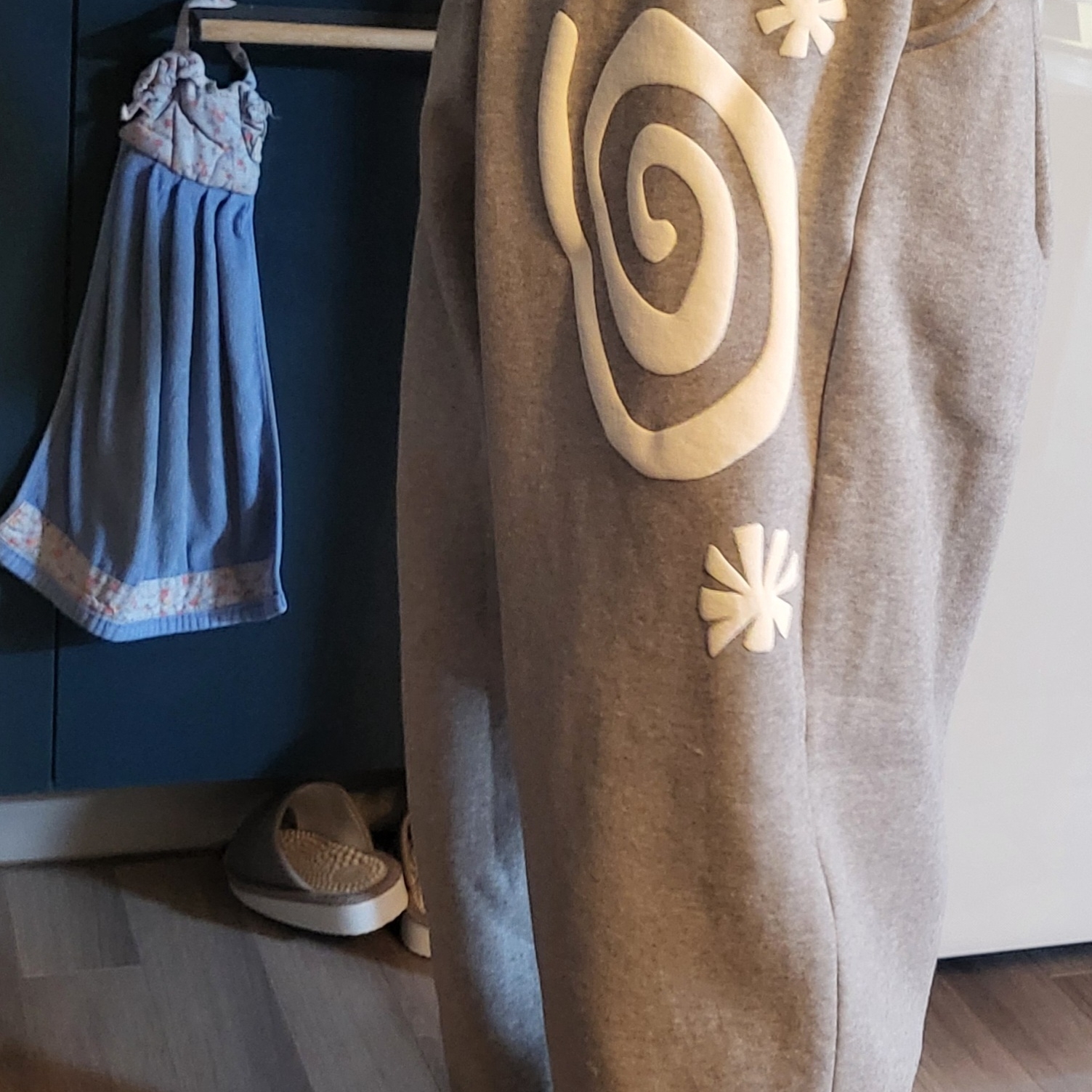 AMOU Molly One Tuck Sweat Pants Gray 착용 스타일 - 2