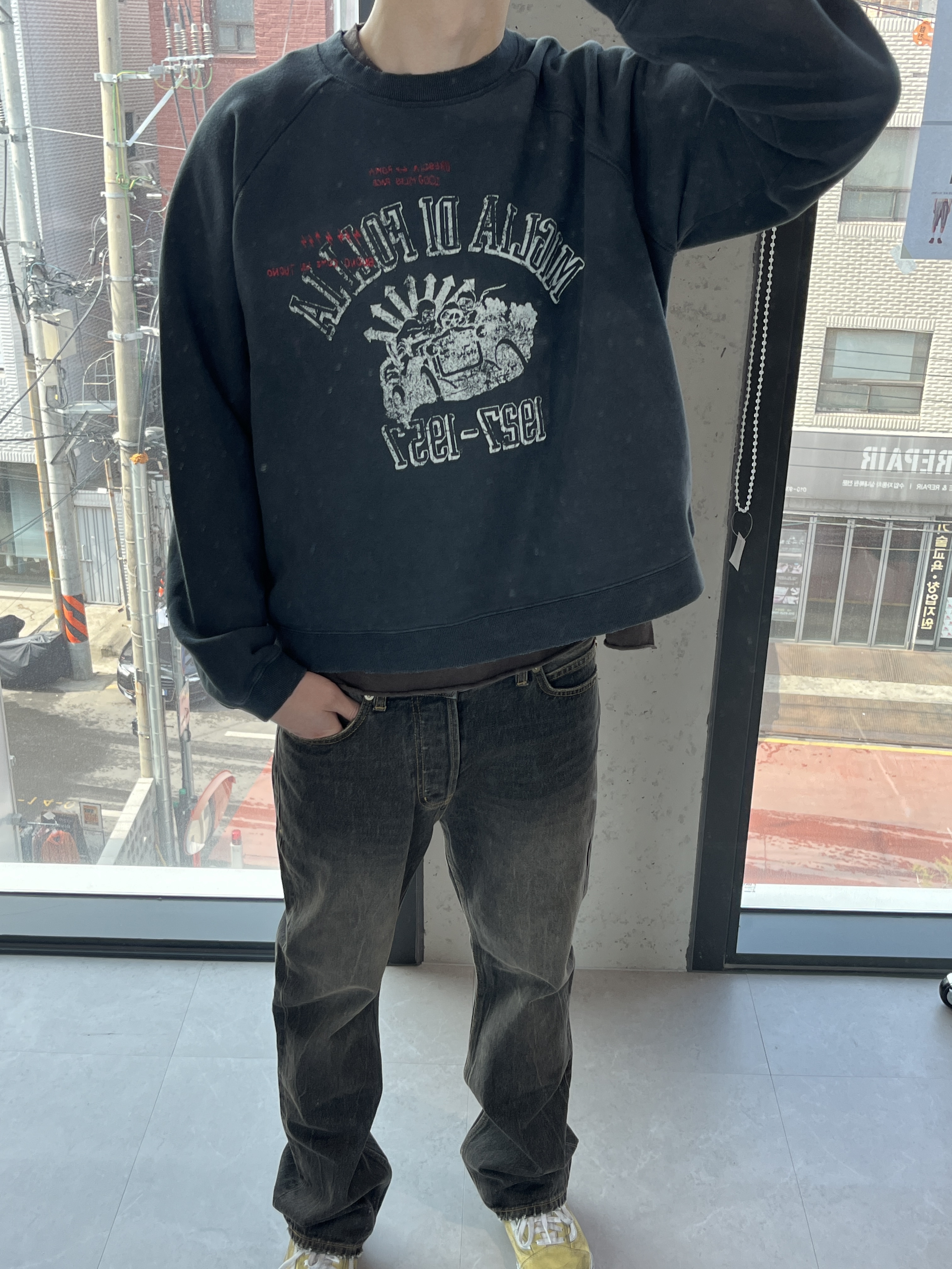 SUPERVELOCE Miglia Dark Raglan Sweatshirt Dark Charcoal, SUPERVELOCE Loose Semi-Bootcut Black Jeans 착용 스타일 - 1