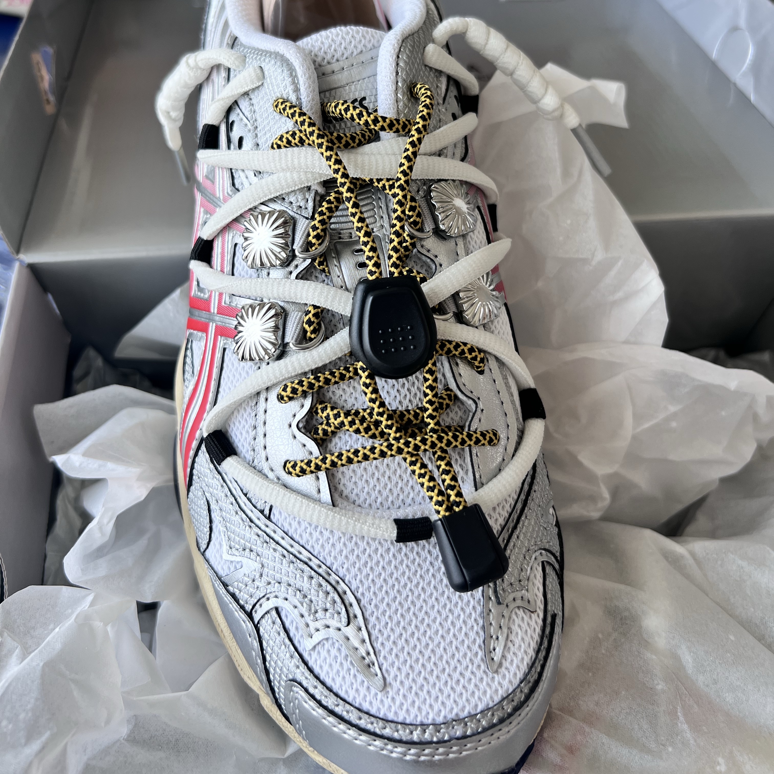 Asics x Toga Gel-Cumulus 16 TG White Red Pure Silver 착용 스타일 - 2