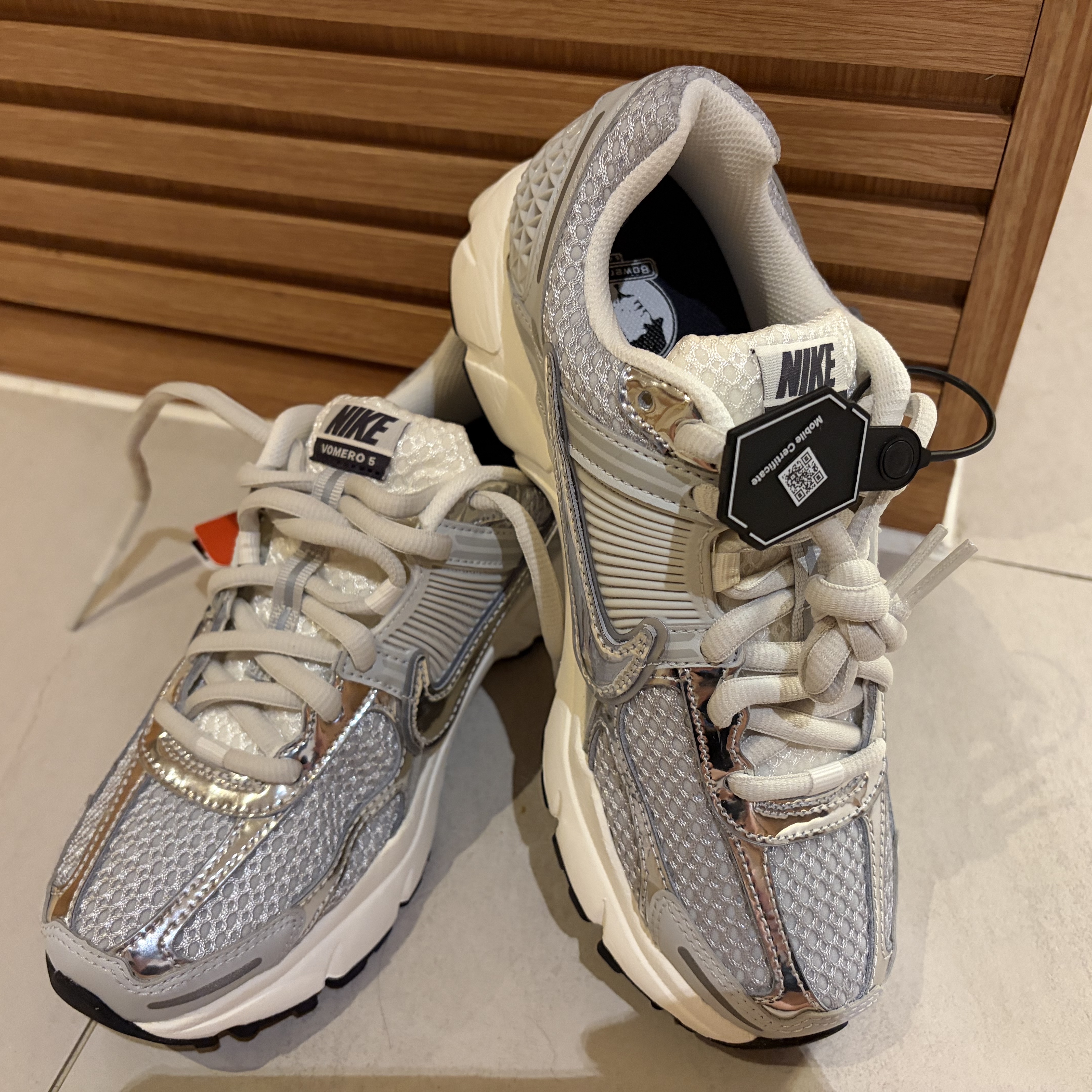 (W) Nike Zoom Vomero 5 Photon Dust and Metallic Silver 착용 스타일 - 2