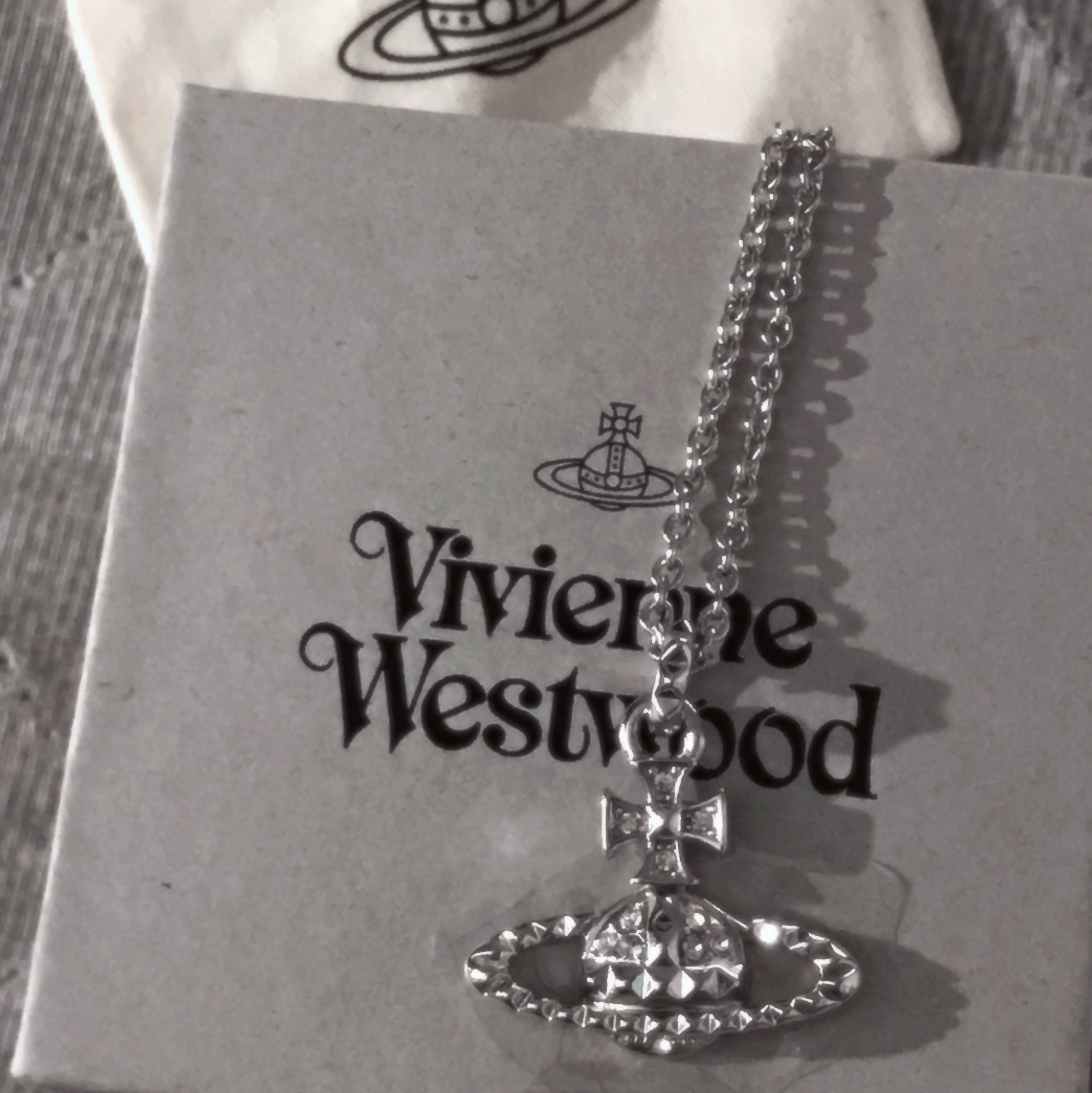 Vivienne Westwood Mayfair Bas Relief Pendant Silver 착용 스타일
