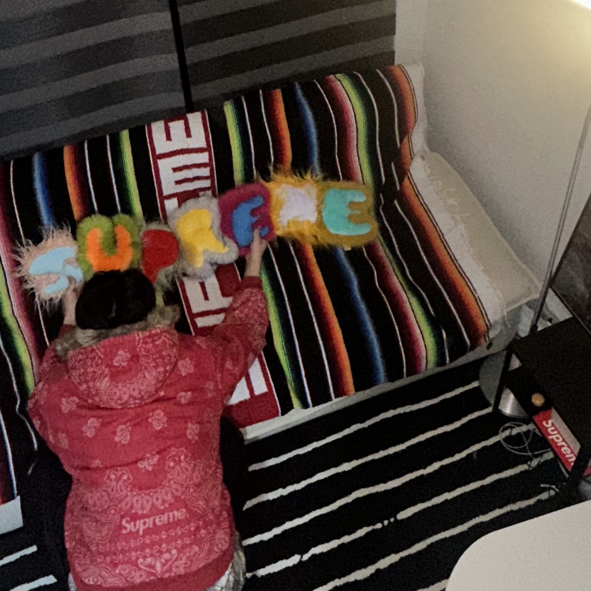 Supreme Faux Fur Pillow Multicolor - 26SS, Supreme Serape Blanket - 20SS 착용 스타일