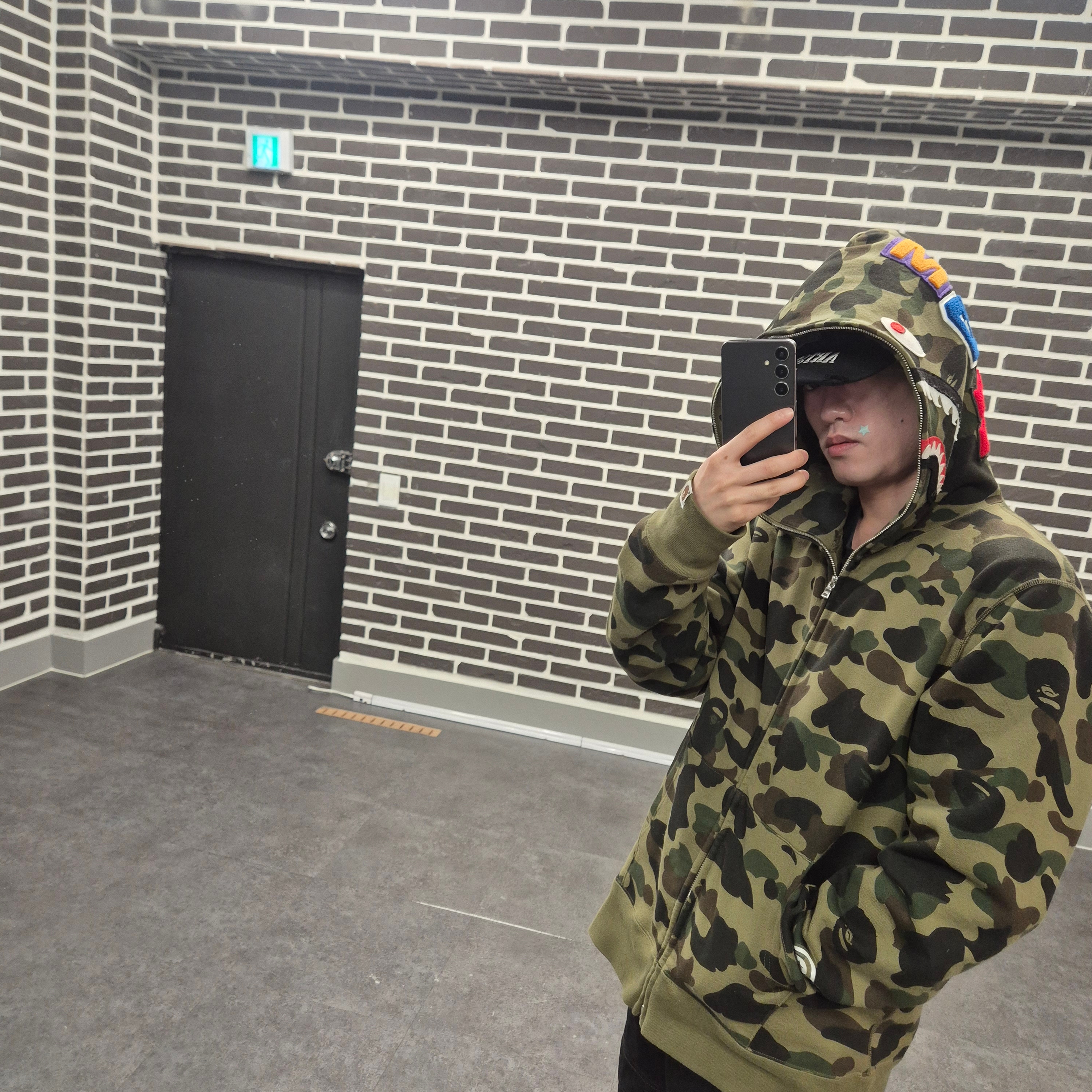 BAPE 1st Camo Shark Full Zip Hoodie Army Green 착용 스타일 - 3