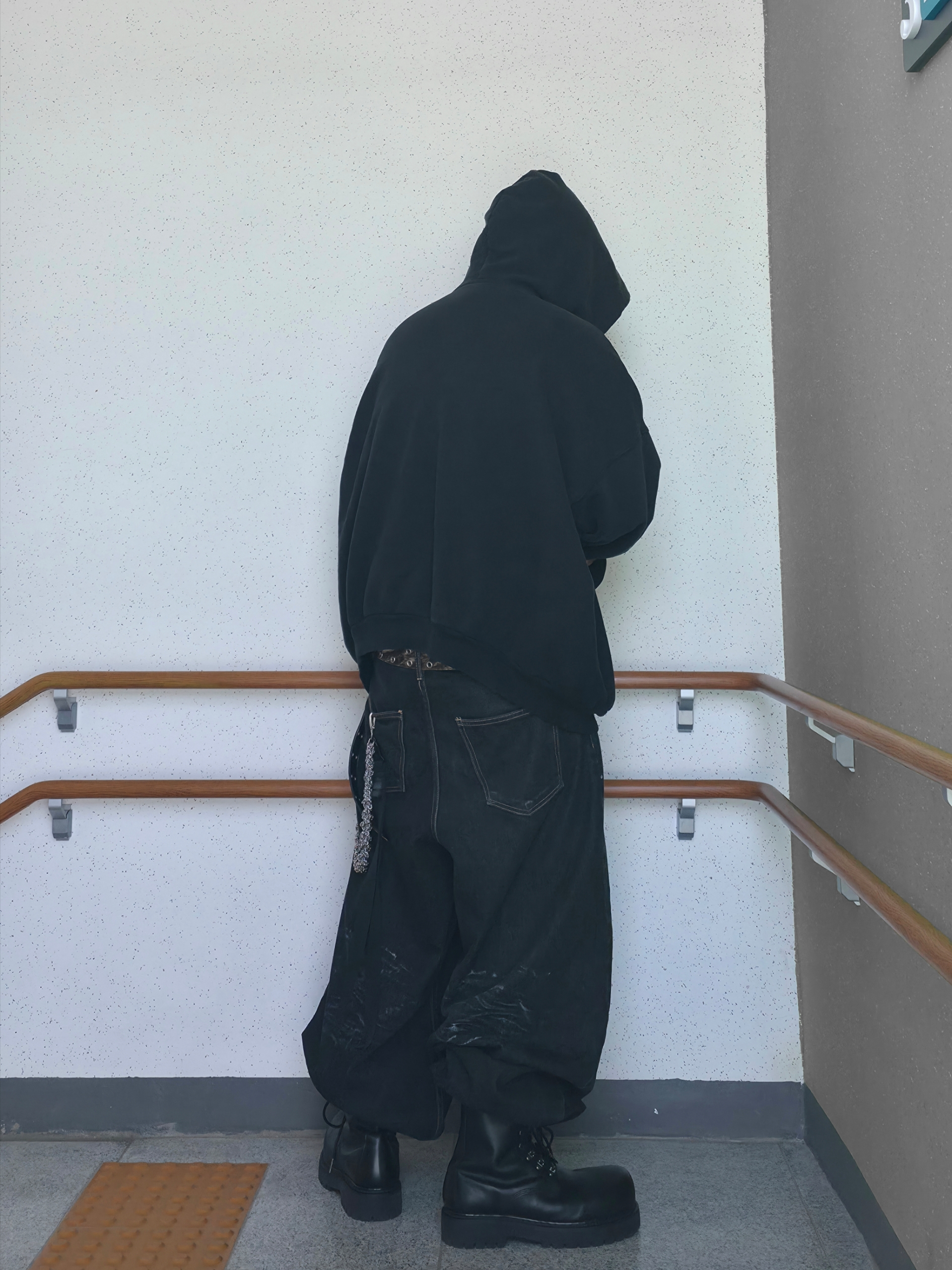 Balenciaga x Adidas Hoodie Large Fit Black, LOSTGARDEN Phantom 착용 스타일 - 3