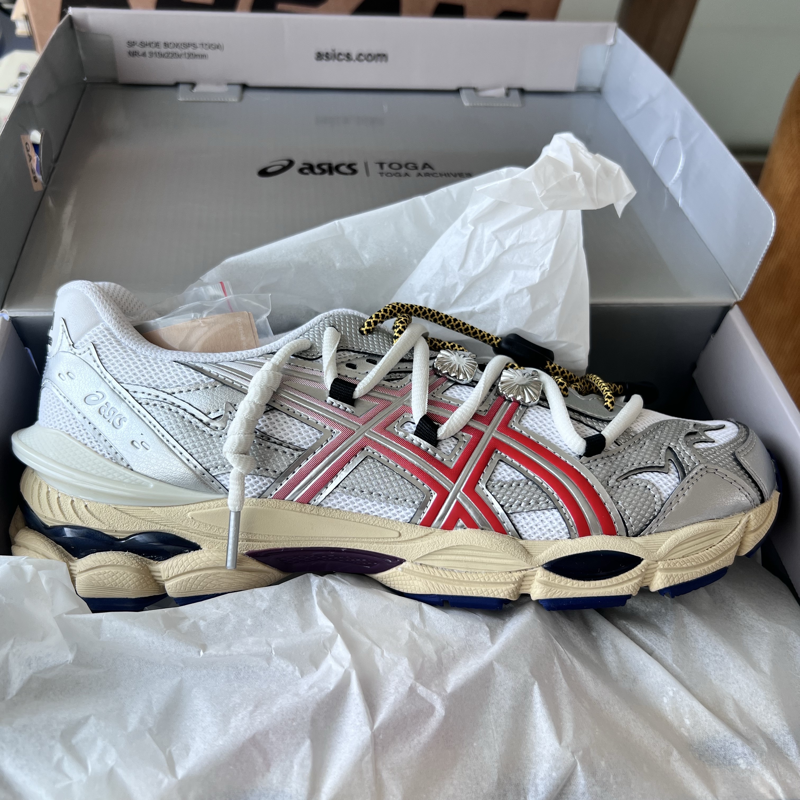 Asics x Toga Gel-Cumulus 16 TG White Red Pure Silver 착용 스타일 - 1