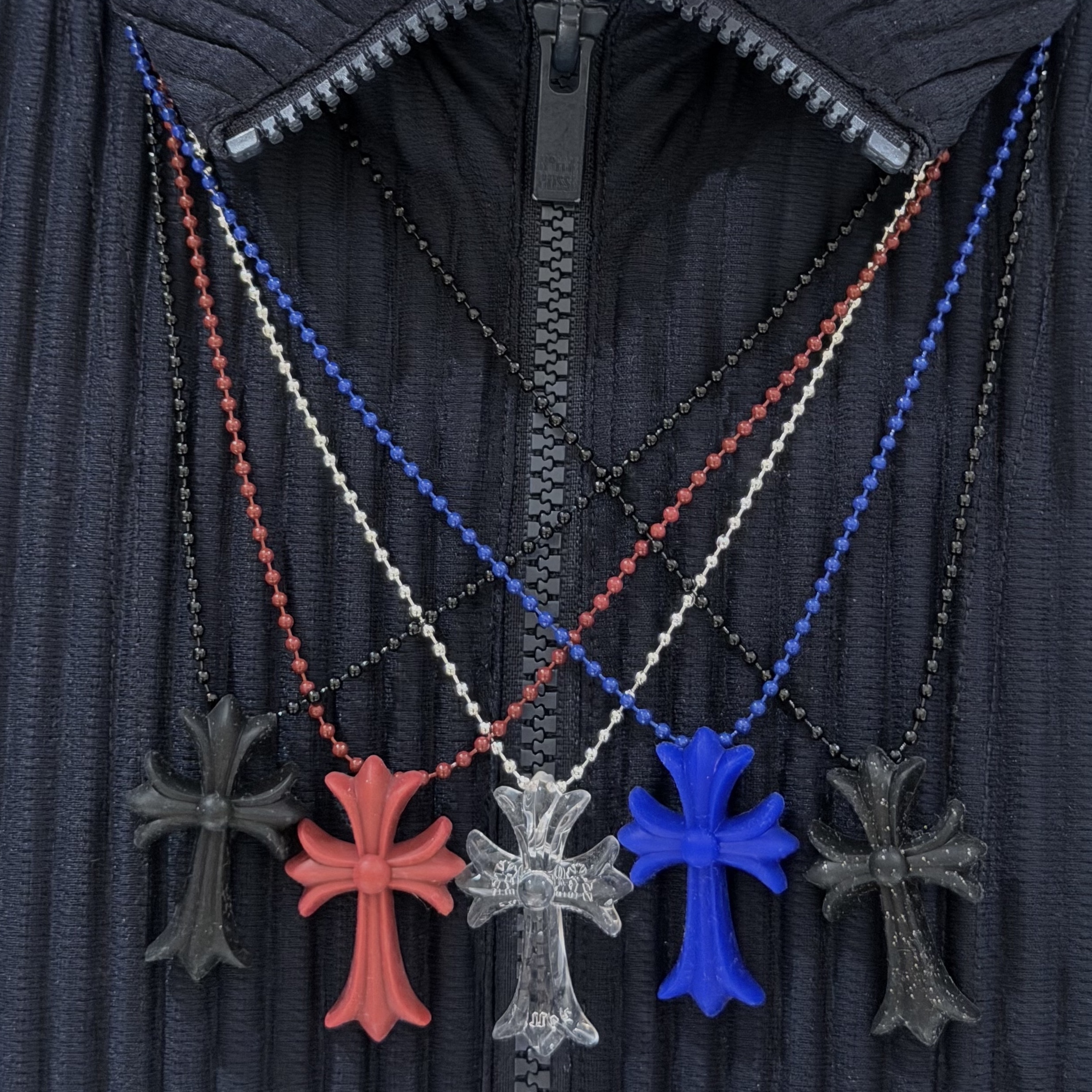 Chrome Hearts Silichrome CH Cross Pendant Clear 2025, Chrome Hearts Silichrome CH Cross Pendant Black 2022/2023/2025 착용 스타일
