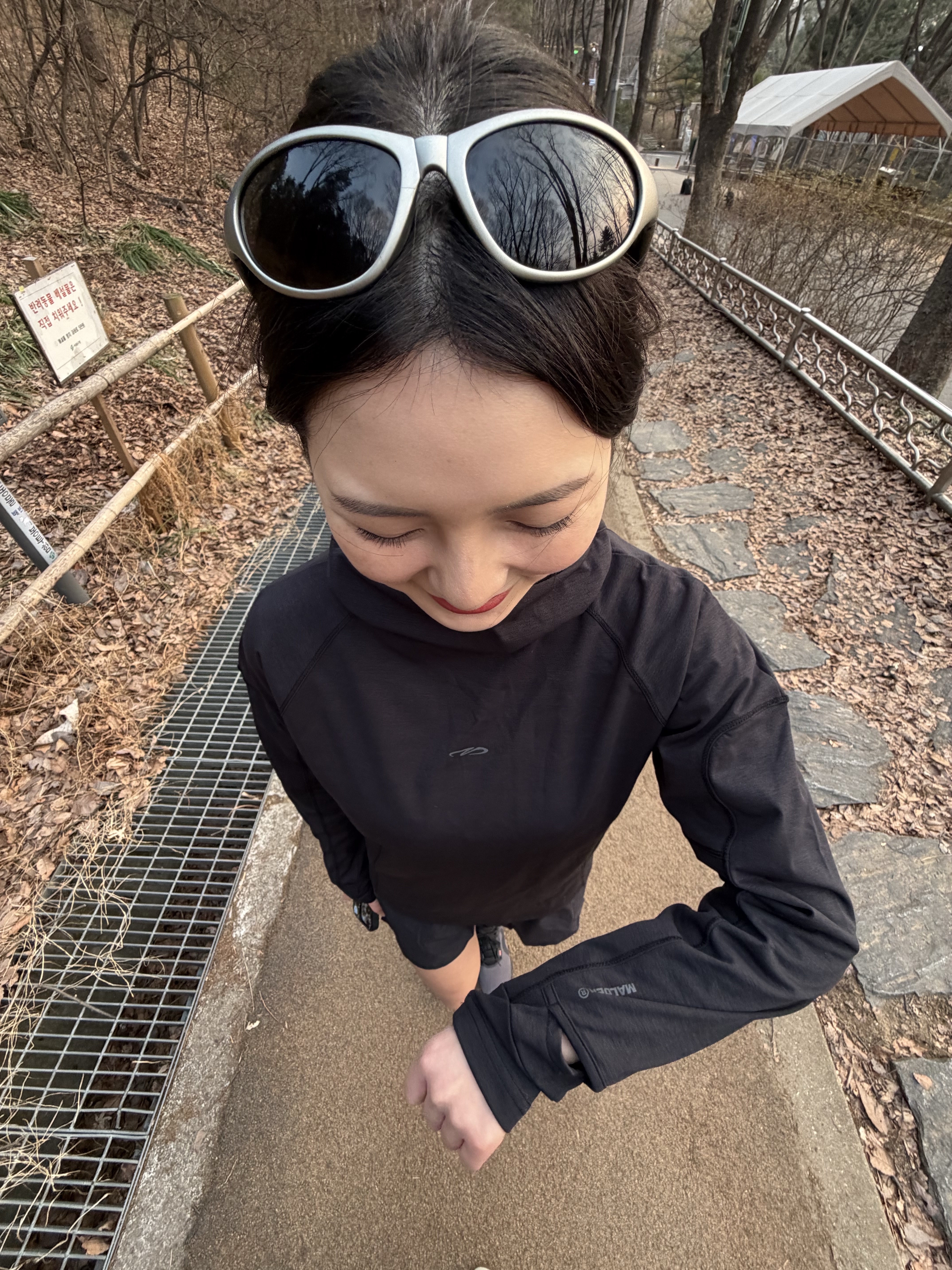 Montbell Trekking Glasses Silver Metallic Light Grey, On Running Cloudmonster All Black 착용 스타일 - 2