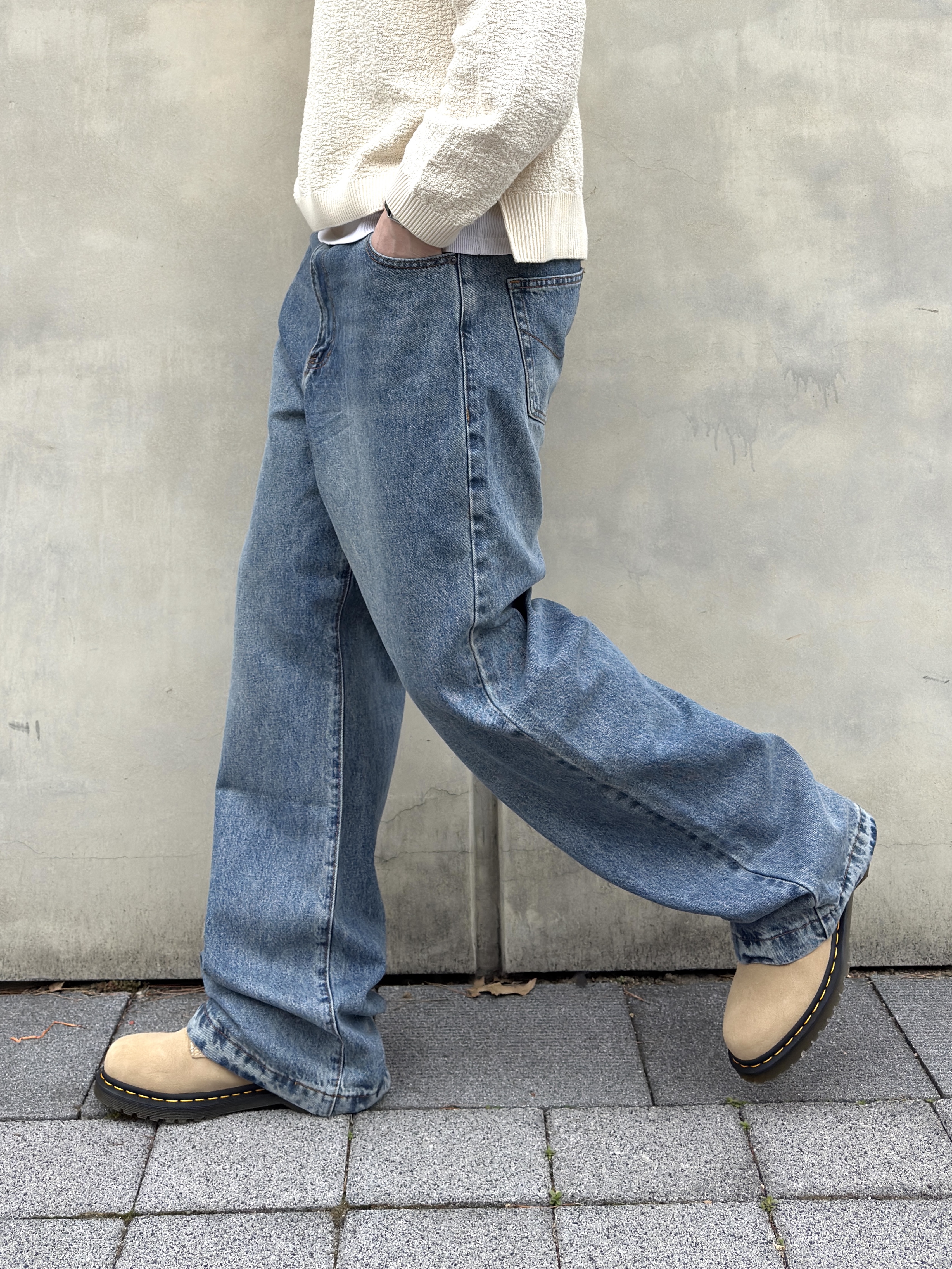 Dr. Martens 939 Bronx Suede Ankle Boots Tan 착용 스타일 - 3