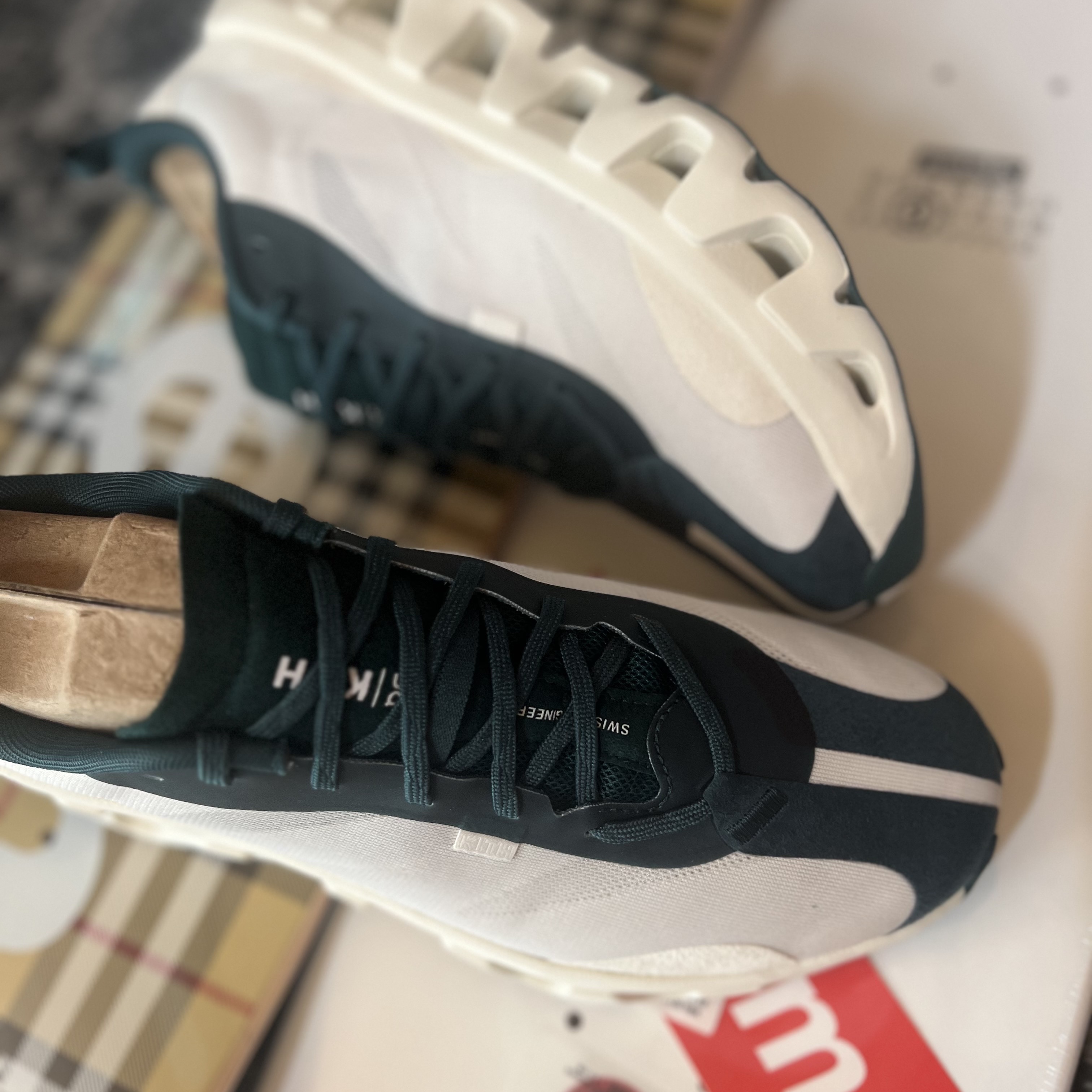 On Running x Kith K-Tech 1 Black, On Running x Kith K-Tech 1 Tofu 착용 스타일 - 3