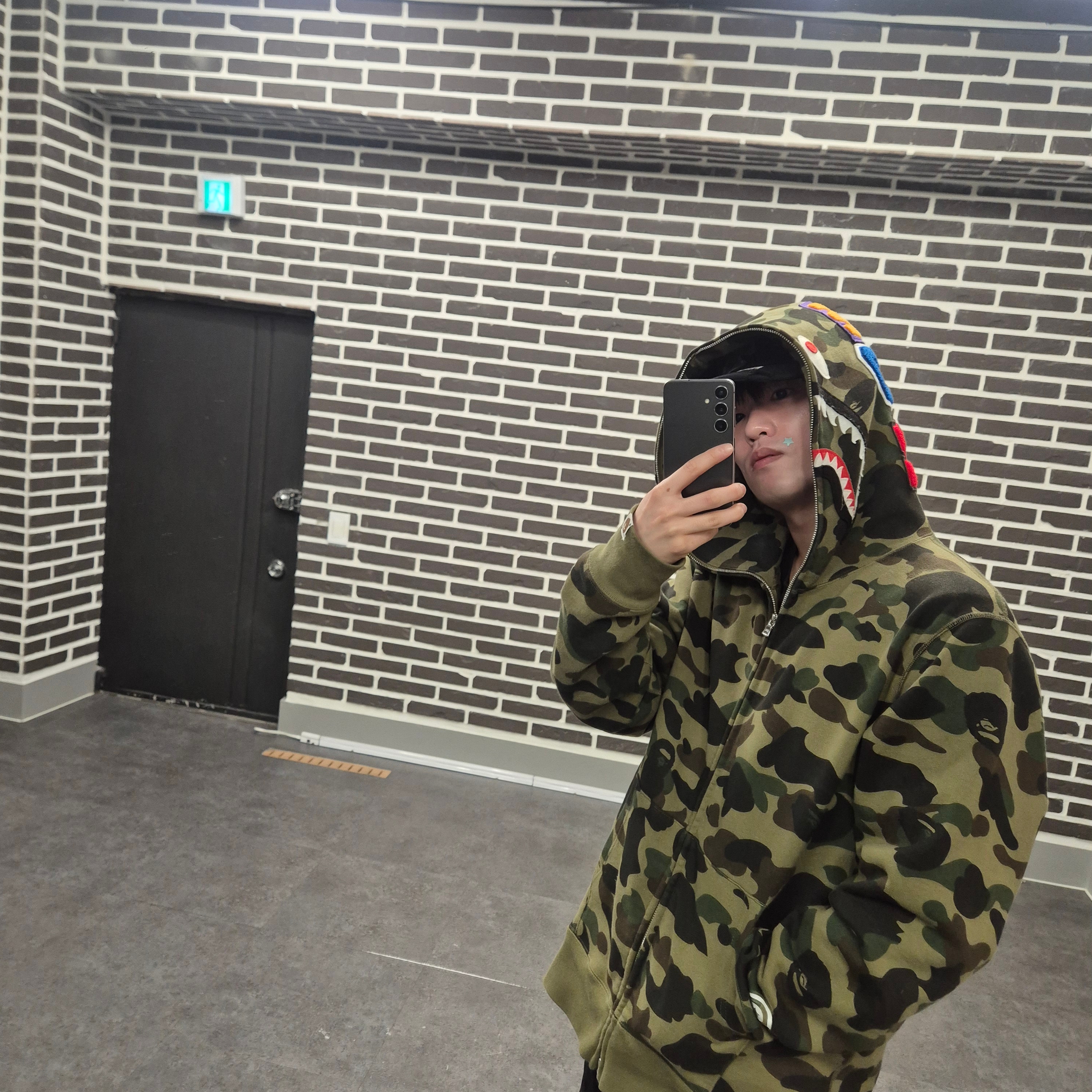 BAPE 1st Camo Shark Full Zip Hoodie Army Green 착용 스타일 - 1