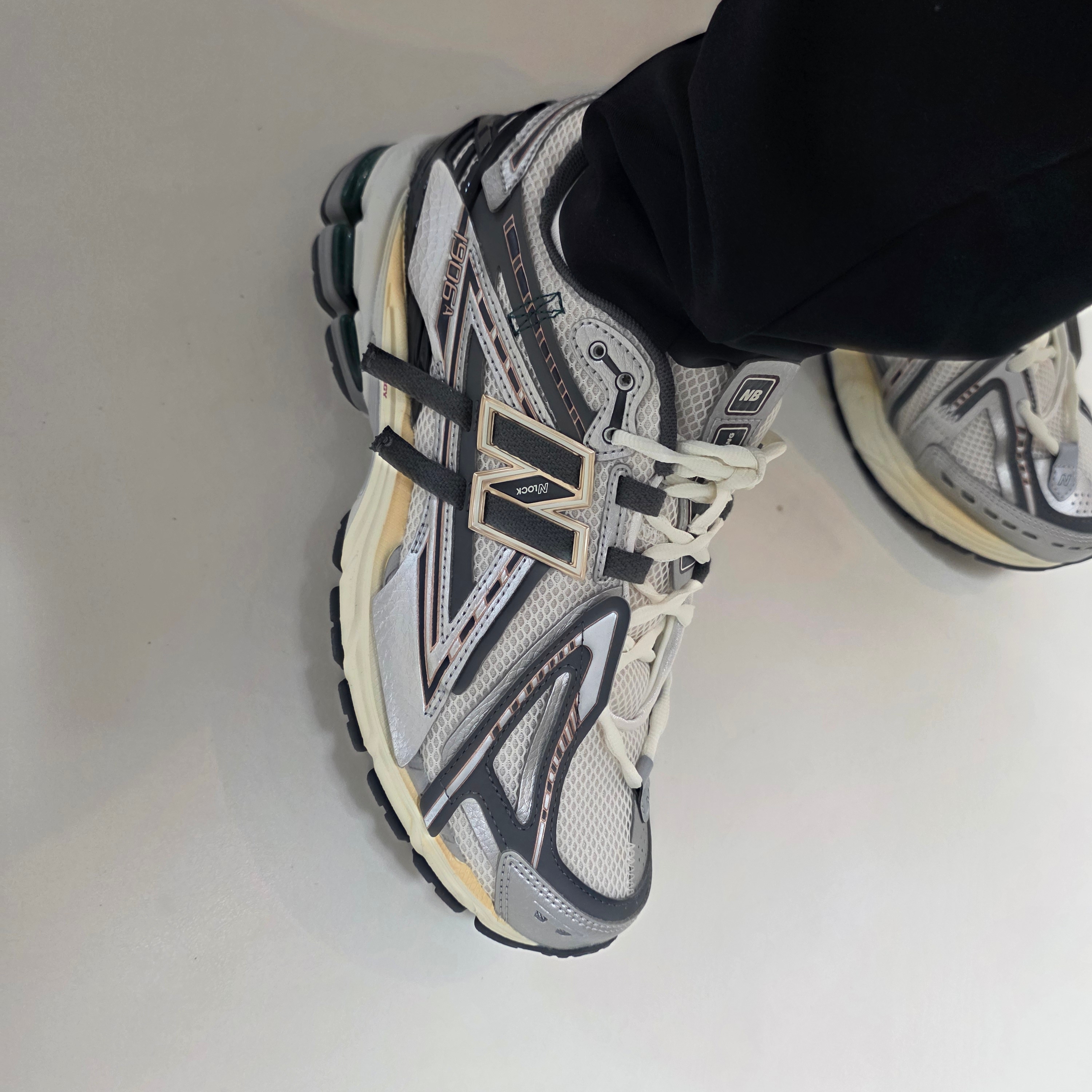 New Balance 1906A Silver Metallic Castlerock 착용 스타일 - 1