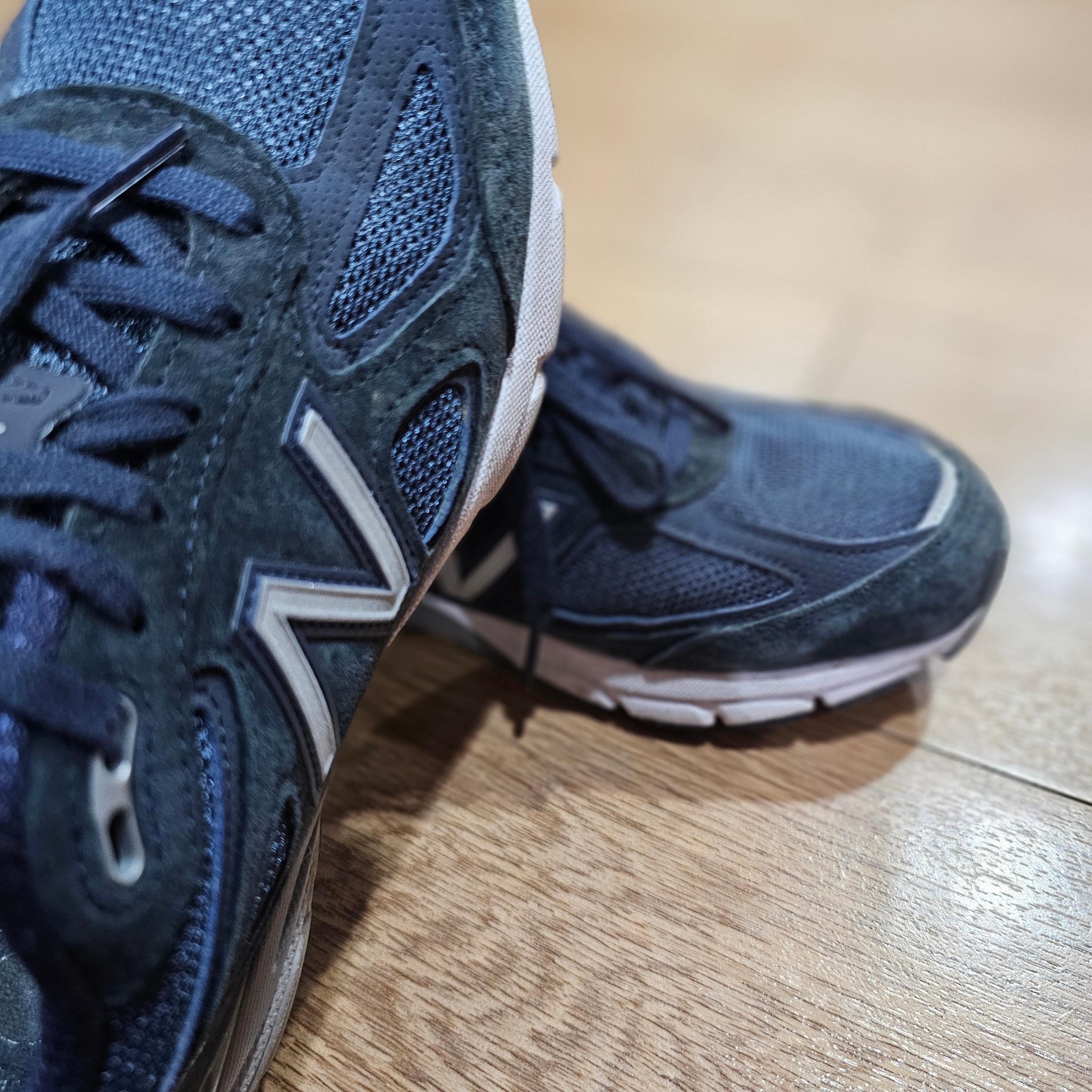 New Balance 990v4 Made in USA Navy Silver 착용 스타일 - 2