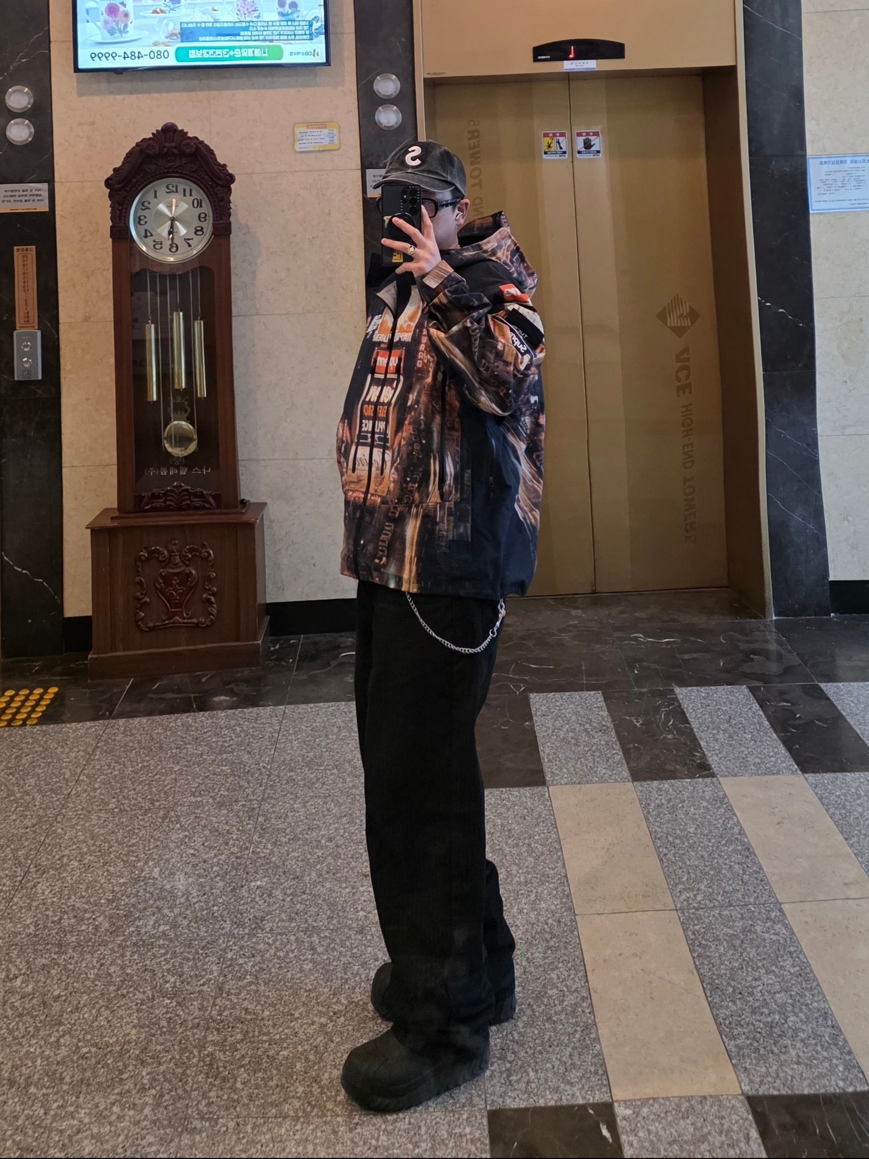 Supreme Pigment S Logo 6-Panel Black - 24FW, Supreme x The North Face Taped Seam Shell Jacket Times Square - 22FW 착용 스타일