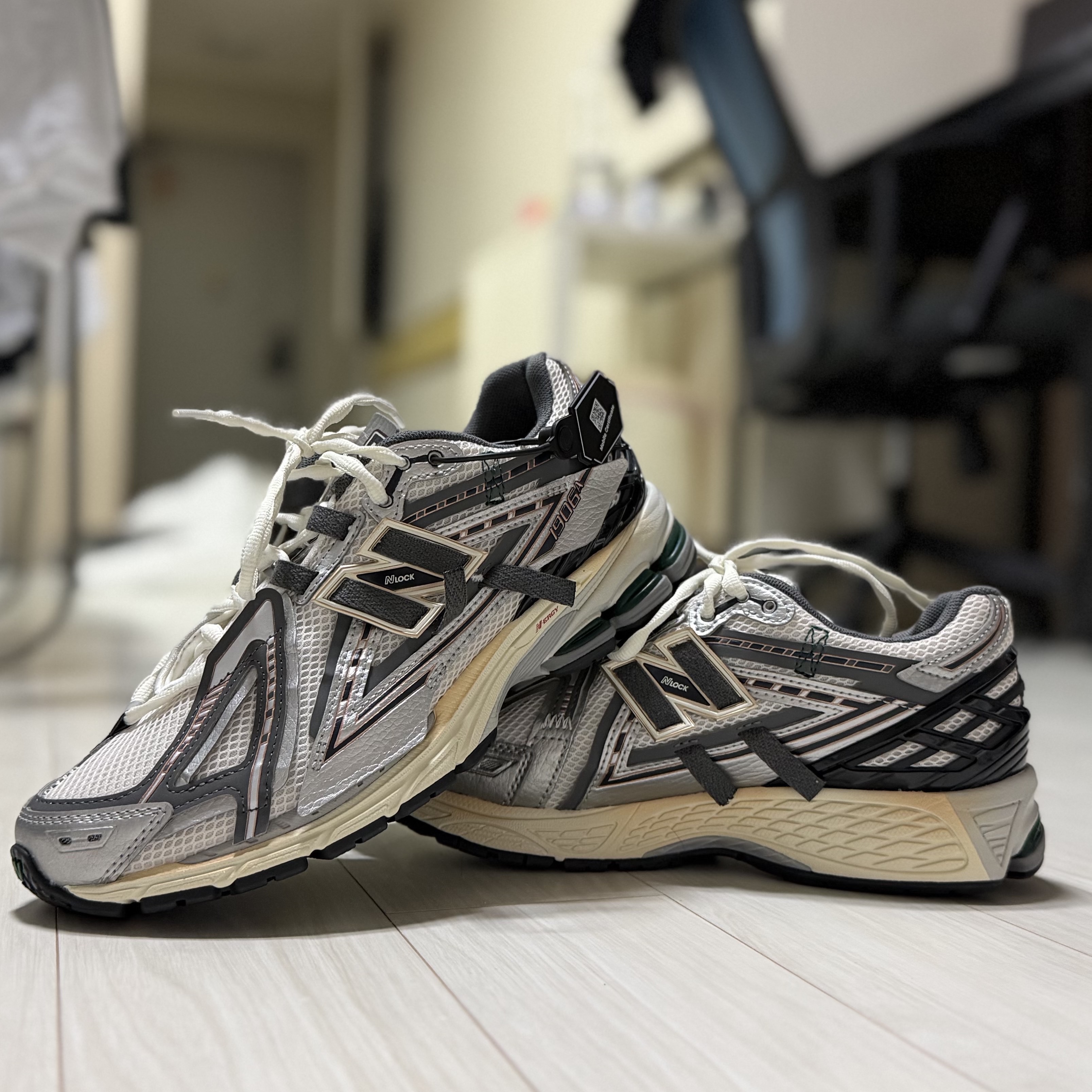 New Balance 1906A Silver Metallic Castlerock 착용 스타일 - 2