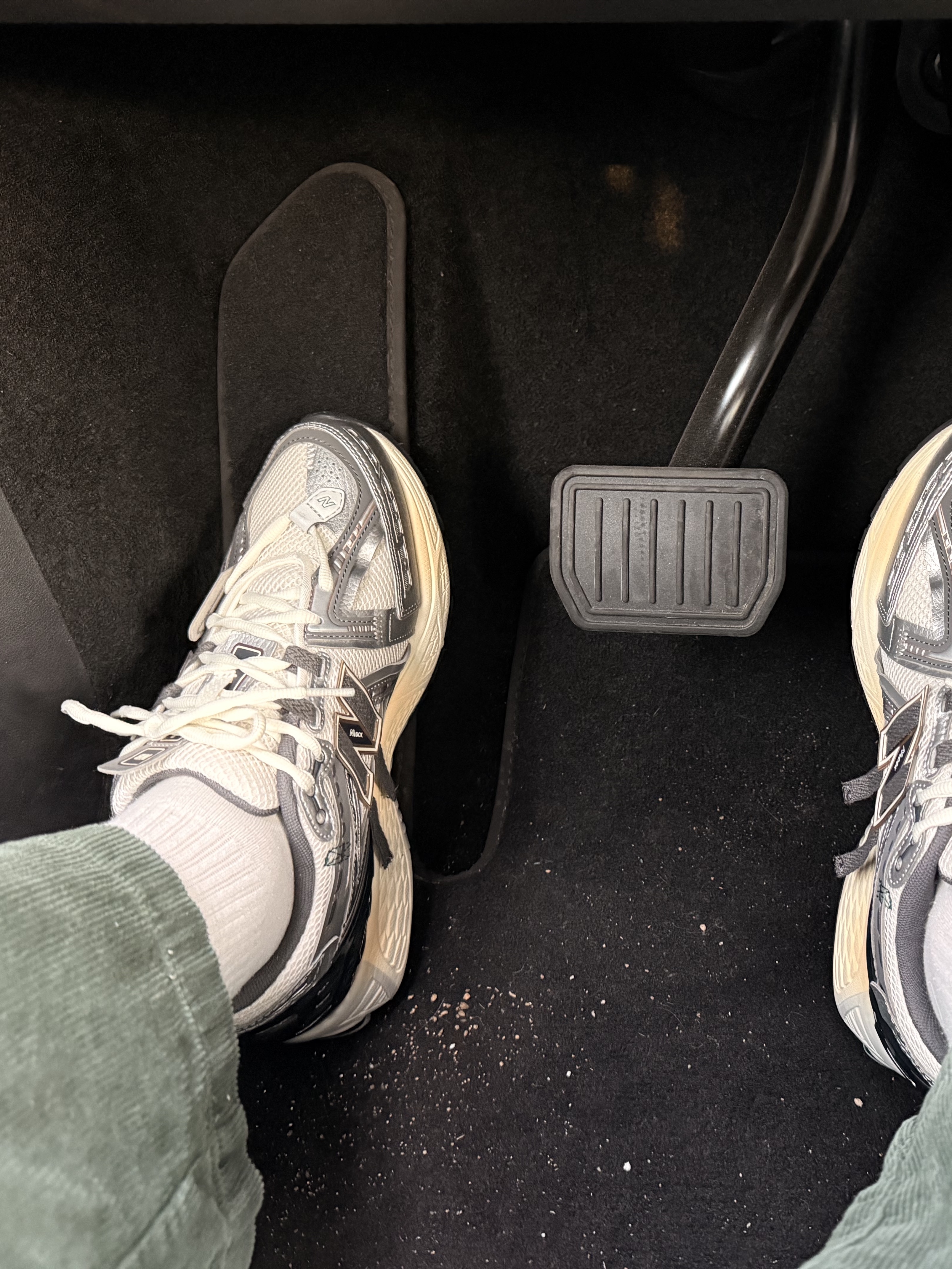 New Balance 1906A Silver Metallic Castlerock 착용 스타일 - 2