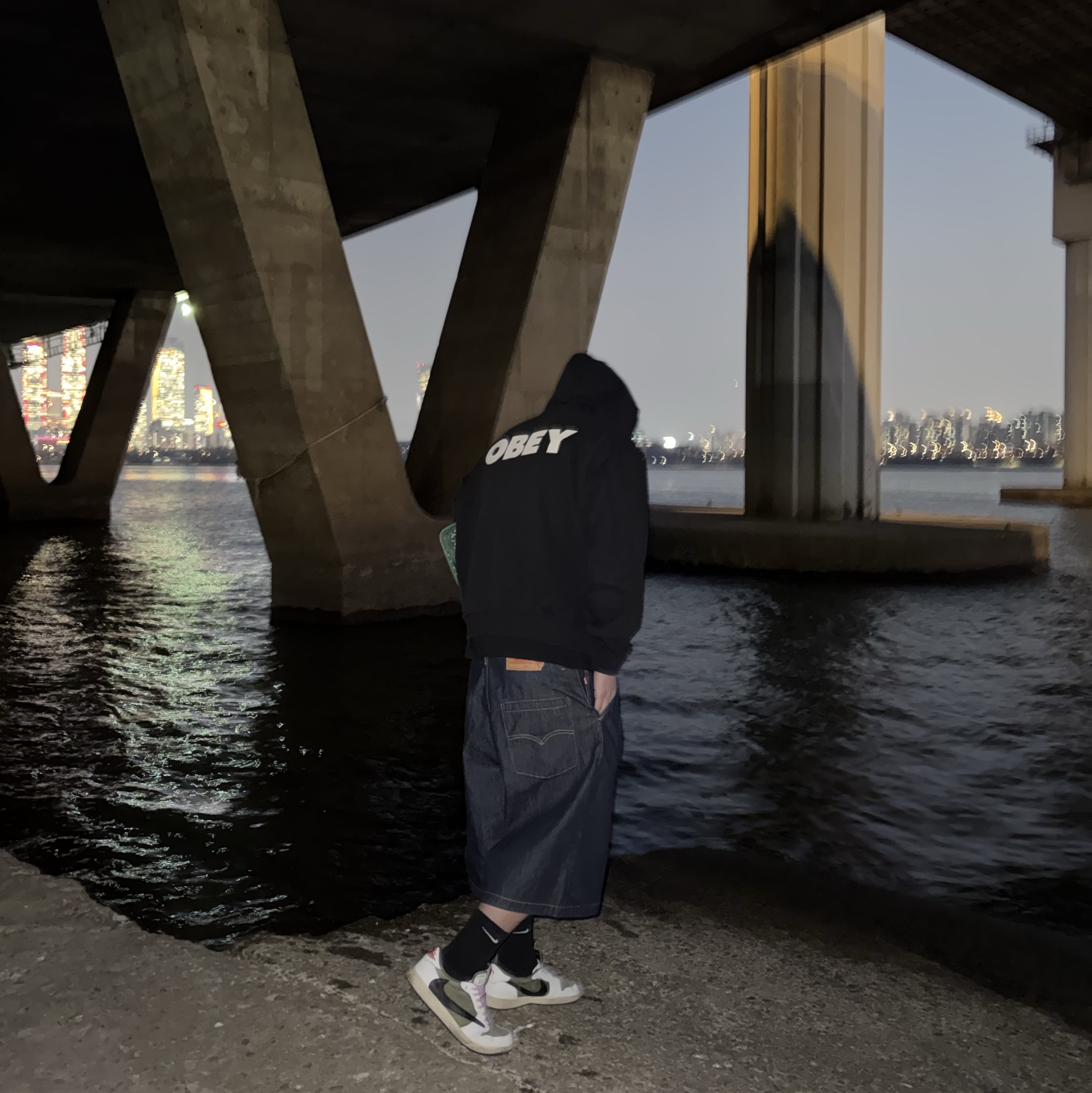 Levi's x Jordan Baggy Shorts Indigo, Jordan 1 x Travis Scott Retro Low OG SP Reverse Olive 착용 스타일