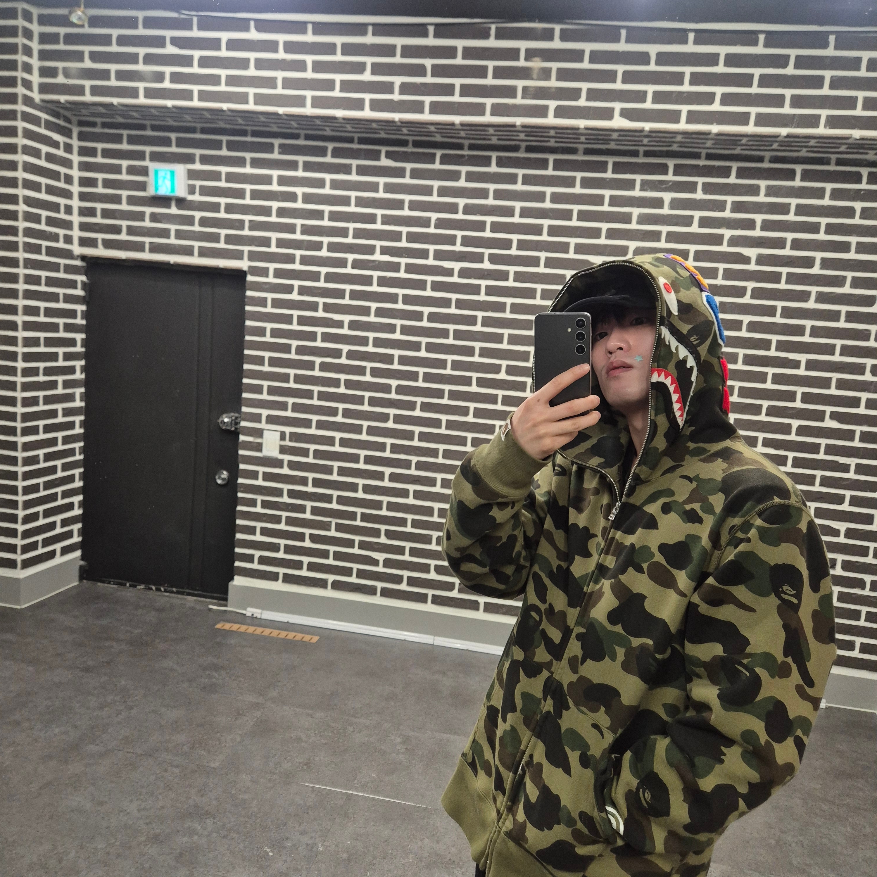 BAPE 1st Camo Shark Full Zip Hoodie Army Green 착용 스타일 - 2