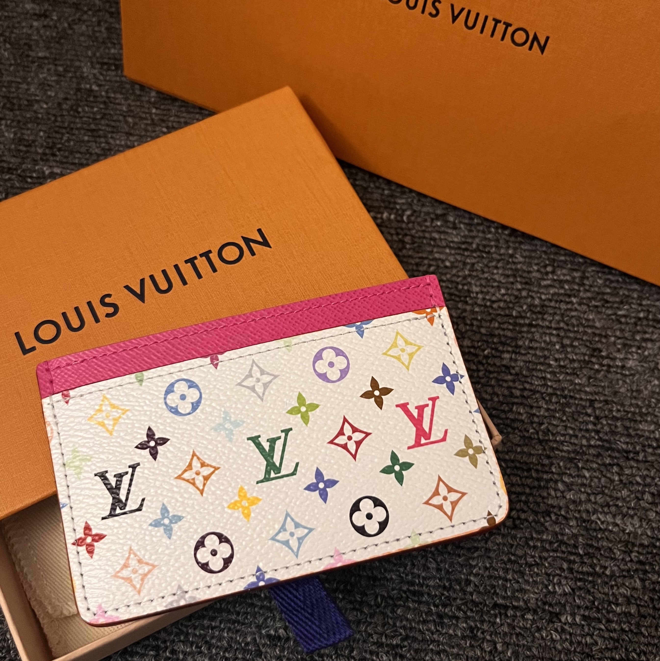 Louis Vuitton x Murakami Takashi Card Holder Multicolor 착용 스타일
