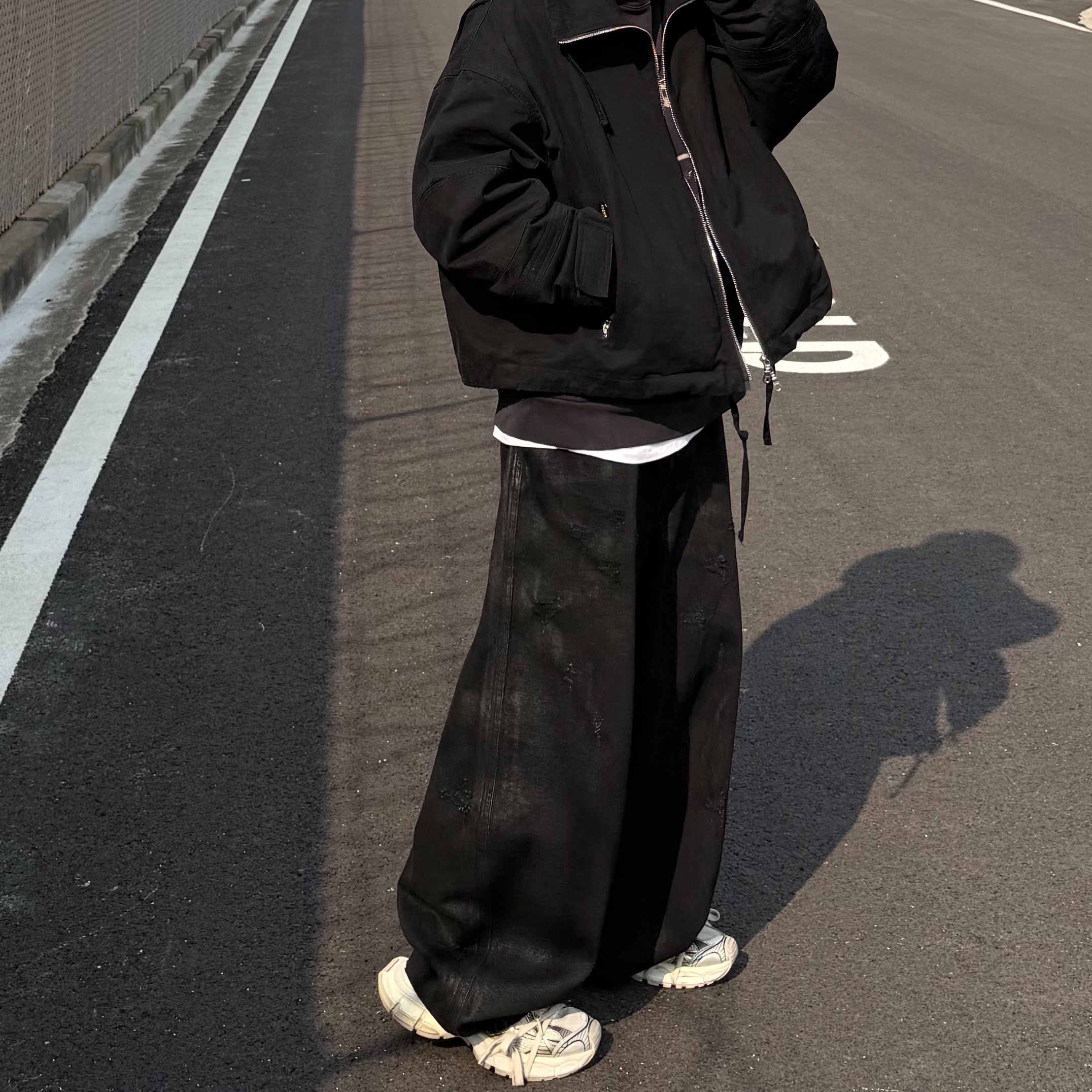 Balenciaga 3XL Sneakers White Black, Travis Scott Circus Maximus Stadium Tour 25 Spray Hoodie Black 착용 스타일 - 2