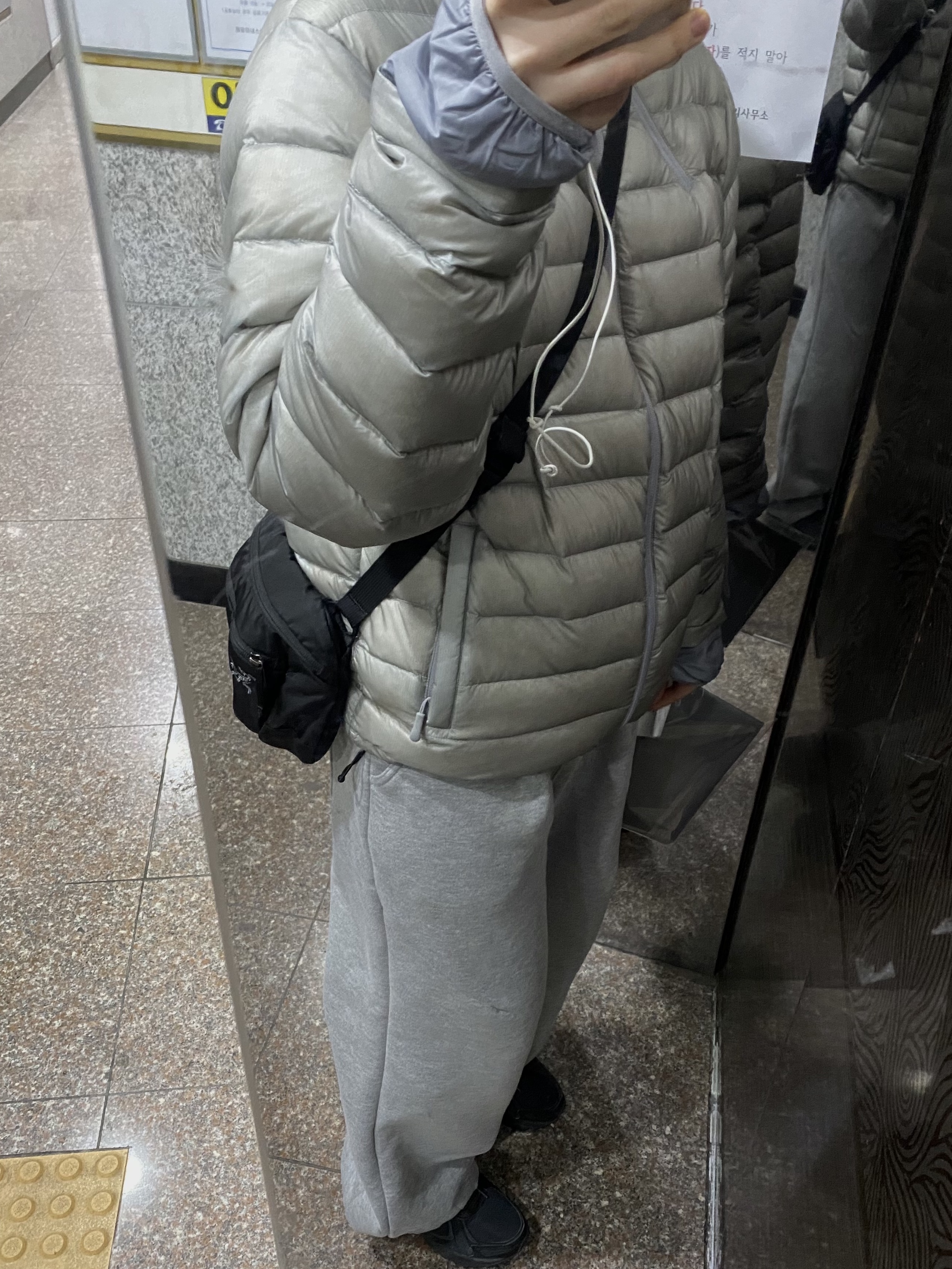 Sansan Gear Suffix Puffer Jacket Grey - 24FW, Arc'teryx Mantis 2 Waistpack Black 착용 스타일