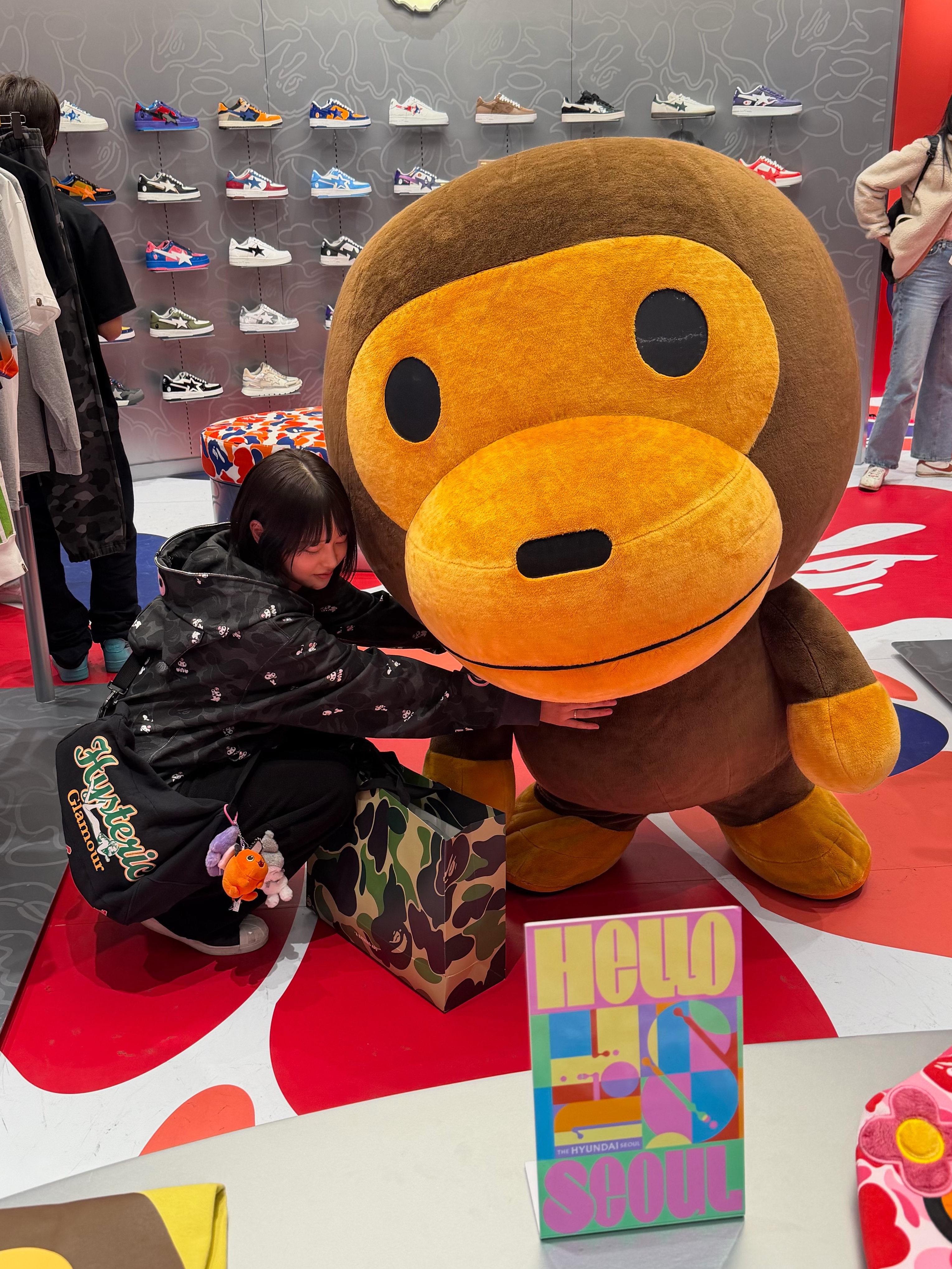 (W) BAPE x Sanrio Characters Kuromi Camo Full Zip Hoodie Black, (W) BAPE x Sanrio Characters College Mini T-Shirt White 착용 스타일 - 2