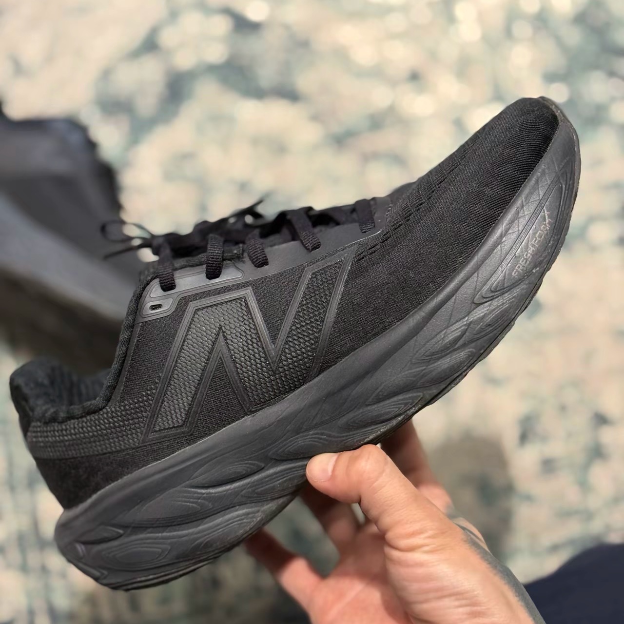 New Balance Fresh Foam X 1080v14 Black Black Metallic - D Standard 착용 스타일 - 2