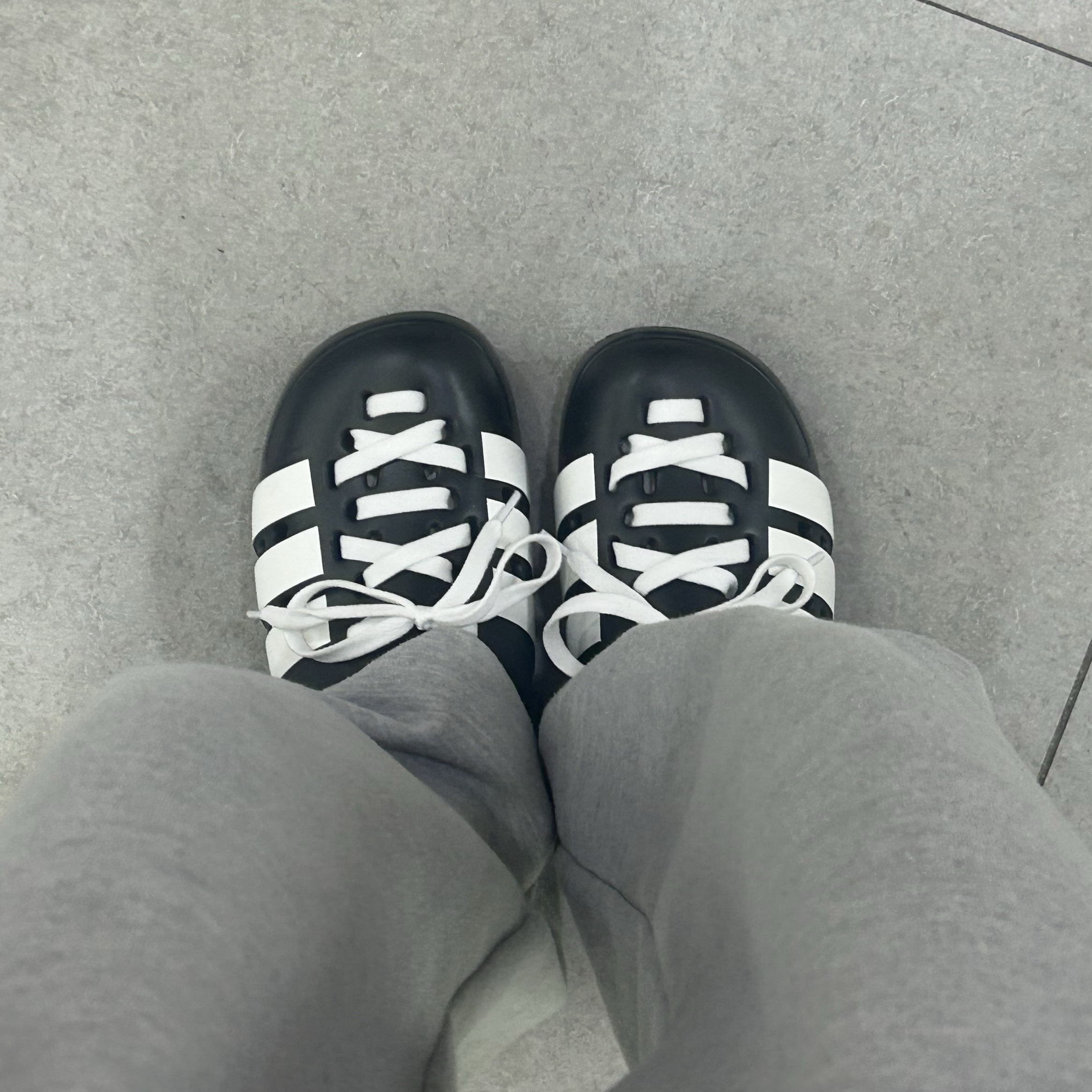 Adidas Adilette Clog 2.0 Core Black Cloude White 착용 스타일