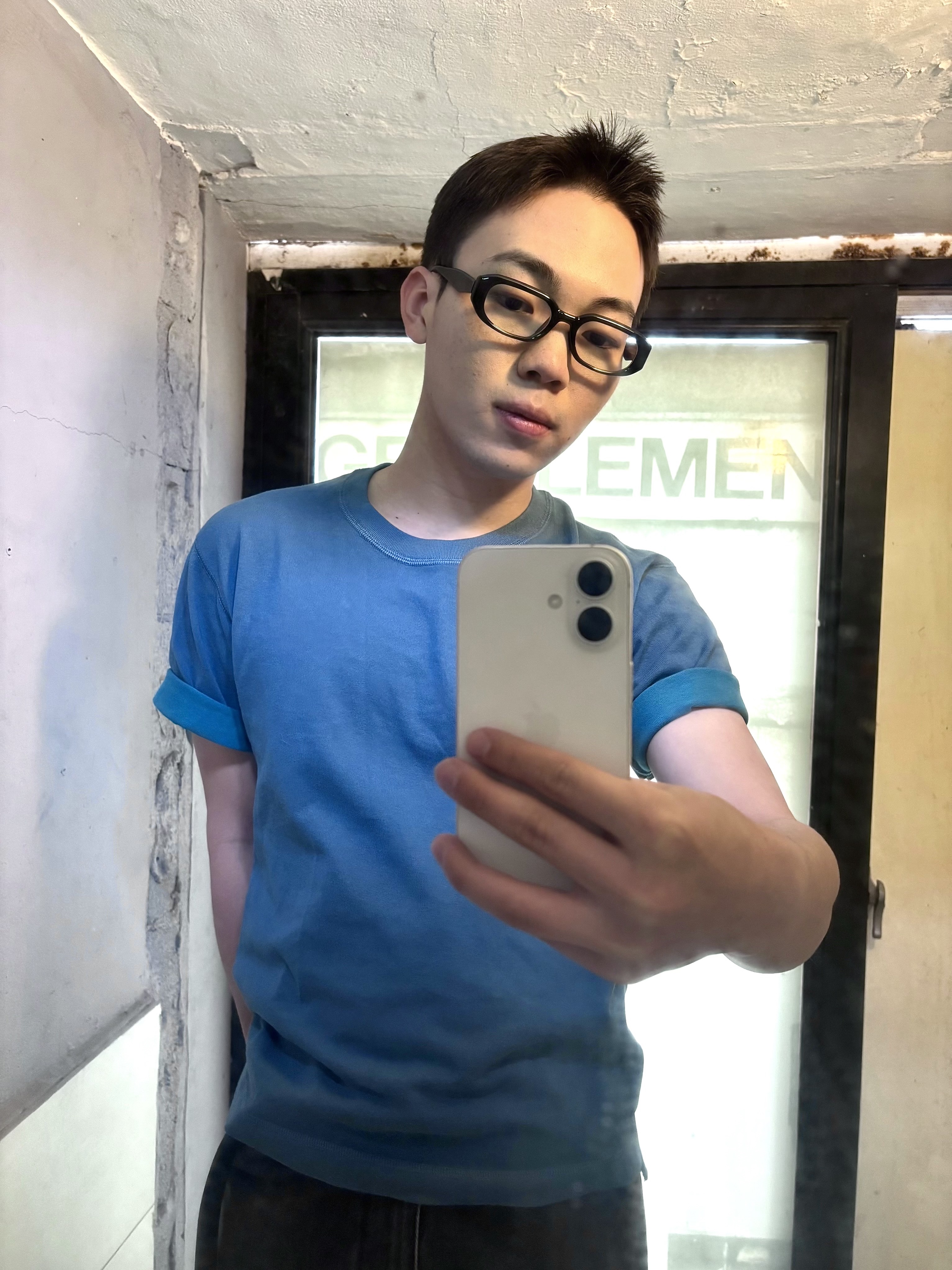 Uniqlo x JW Anderson Bi-Color T-Shirt Blue 착용 스타일