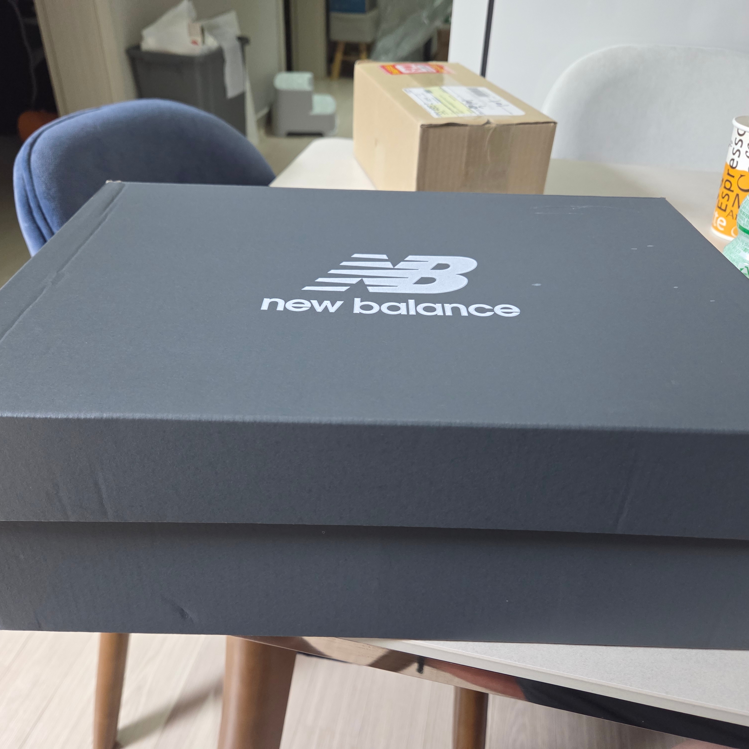 New Balance 1906A Silver Metallic Castlerock 착용 스타일