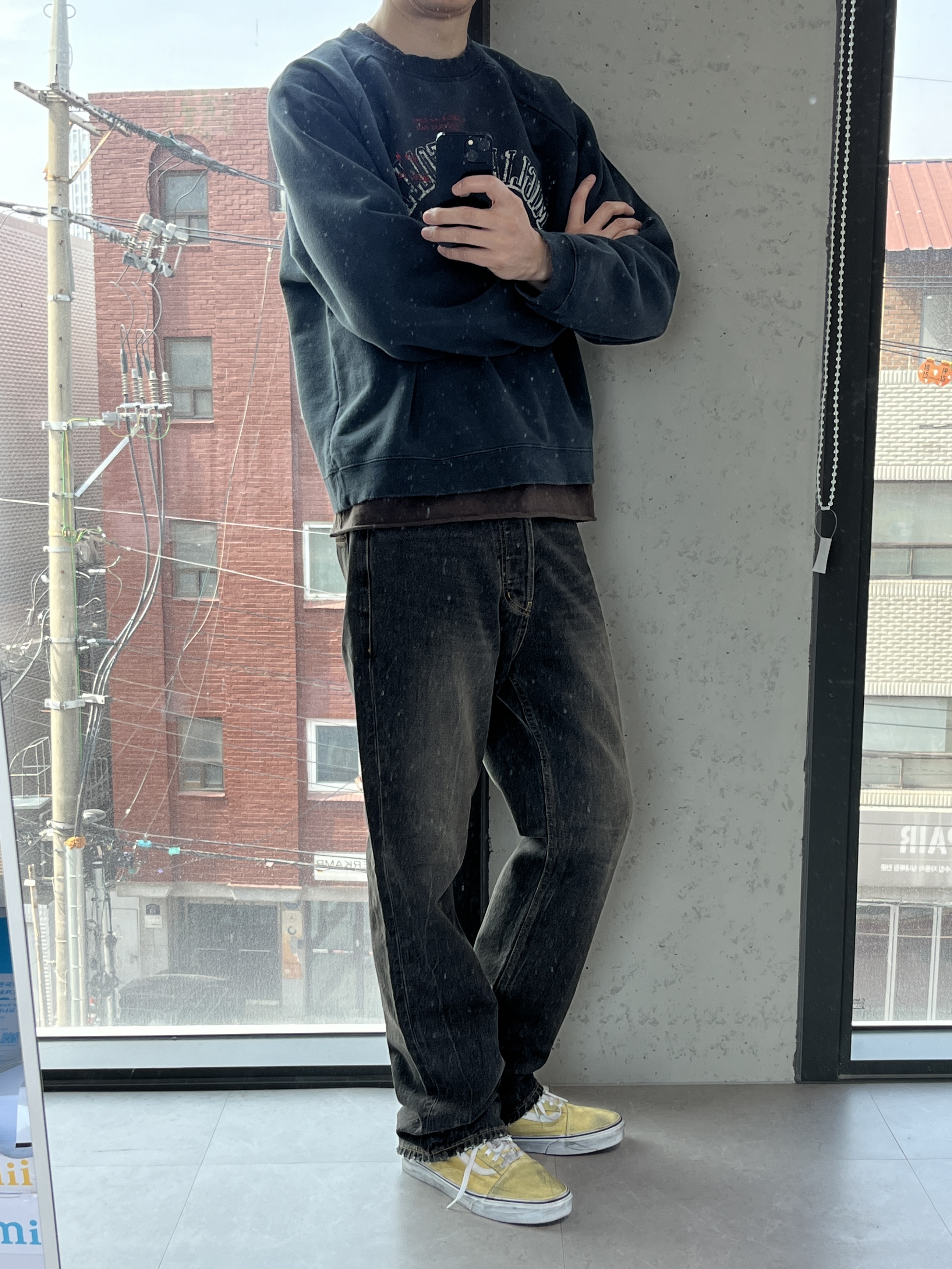 SUPERVELOCE Miglia Dark Raglan Sweatshirt Dark Charcoal, SUPERVELOCE Loose Semi-Bootcut Black Jeans 착용 스타일 - 2