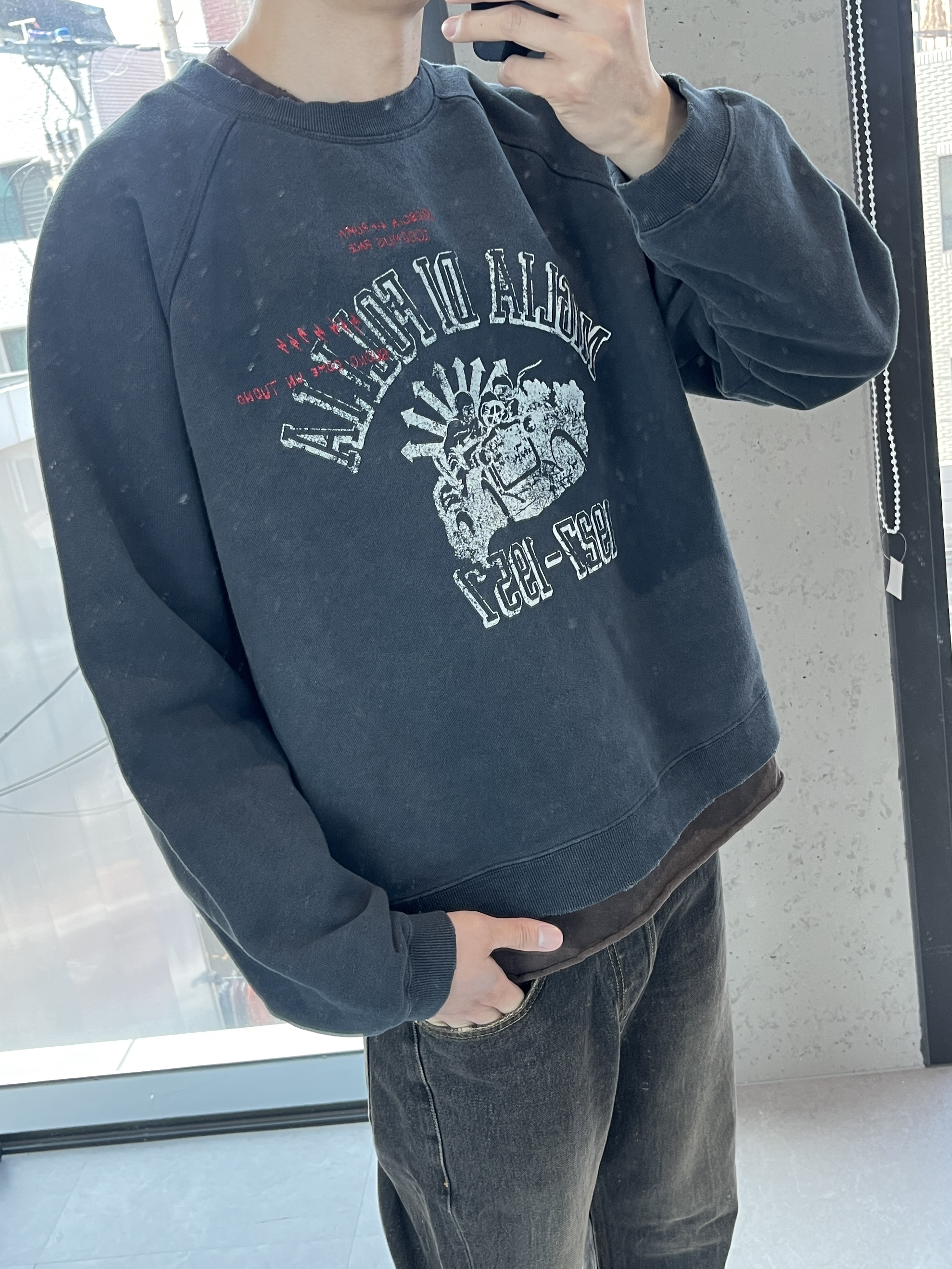 SUPERVELOCE Miglia Dark Raglan Sweatshirt Dark Charcoal, SUPERVELOCE Loose Semi-Bootcut Black Jeans 착용 스타일 - 4