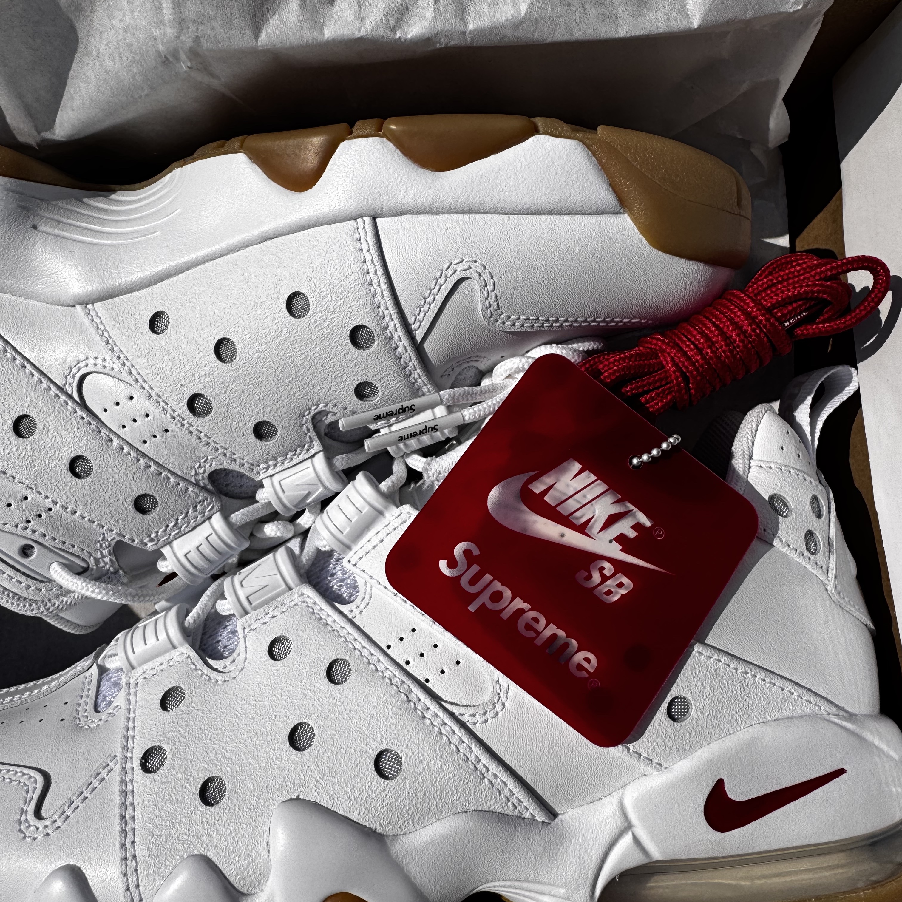 Nike x Supreme SB Air Max 2 CB 94 Low White Varsity Red White Gum Light Brown 착용 스타일 - 1