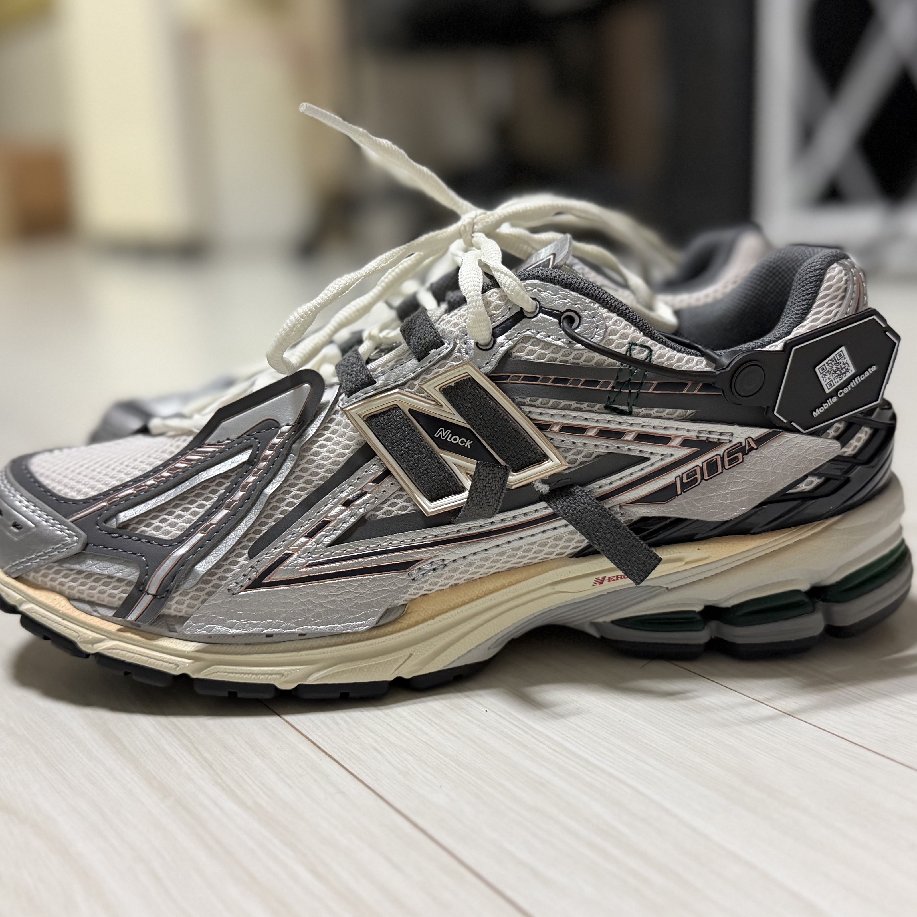 New Balance 1906A Silver Metallic Castlerock 착용 스타일 - 1