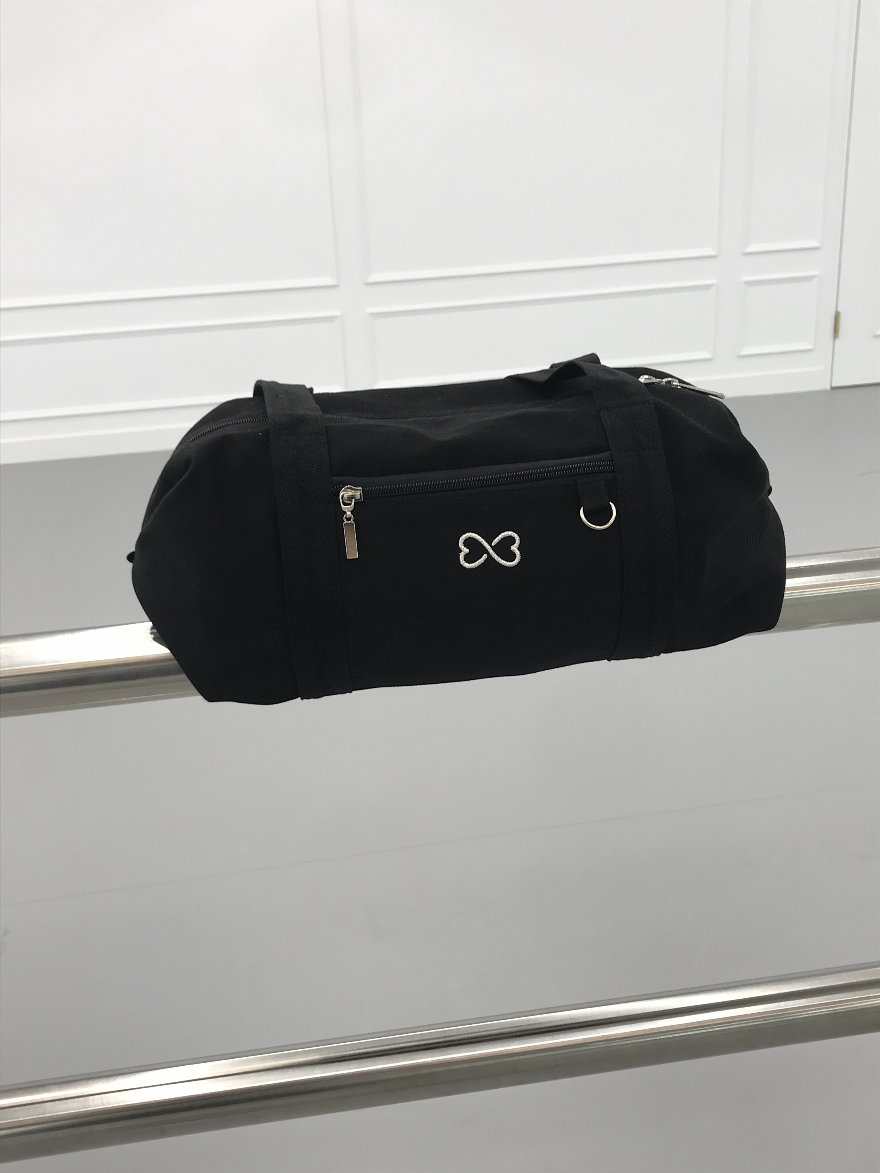 Isummerly Eternal Love Bag Black, Isummerly Melody T-shirt Navy 착용 스타일 - 3