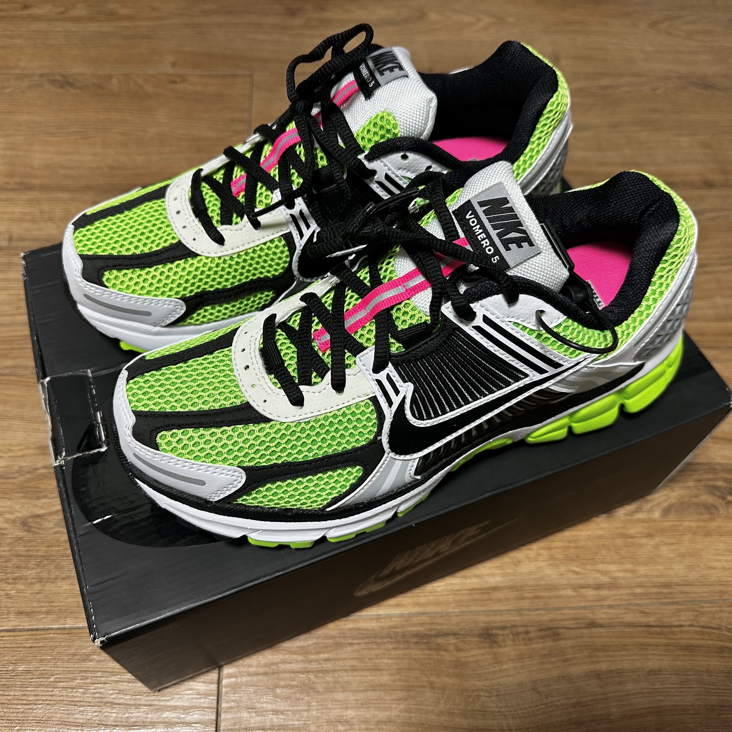 Nike Zoom Vomero 5 Electric Green Black 착용 스타일