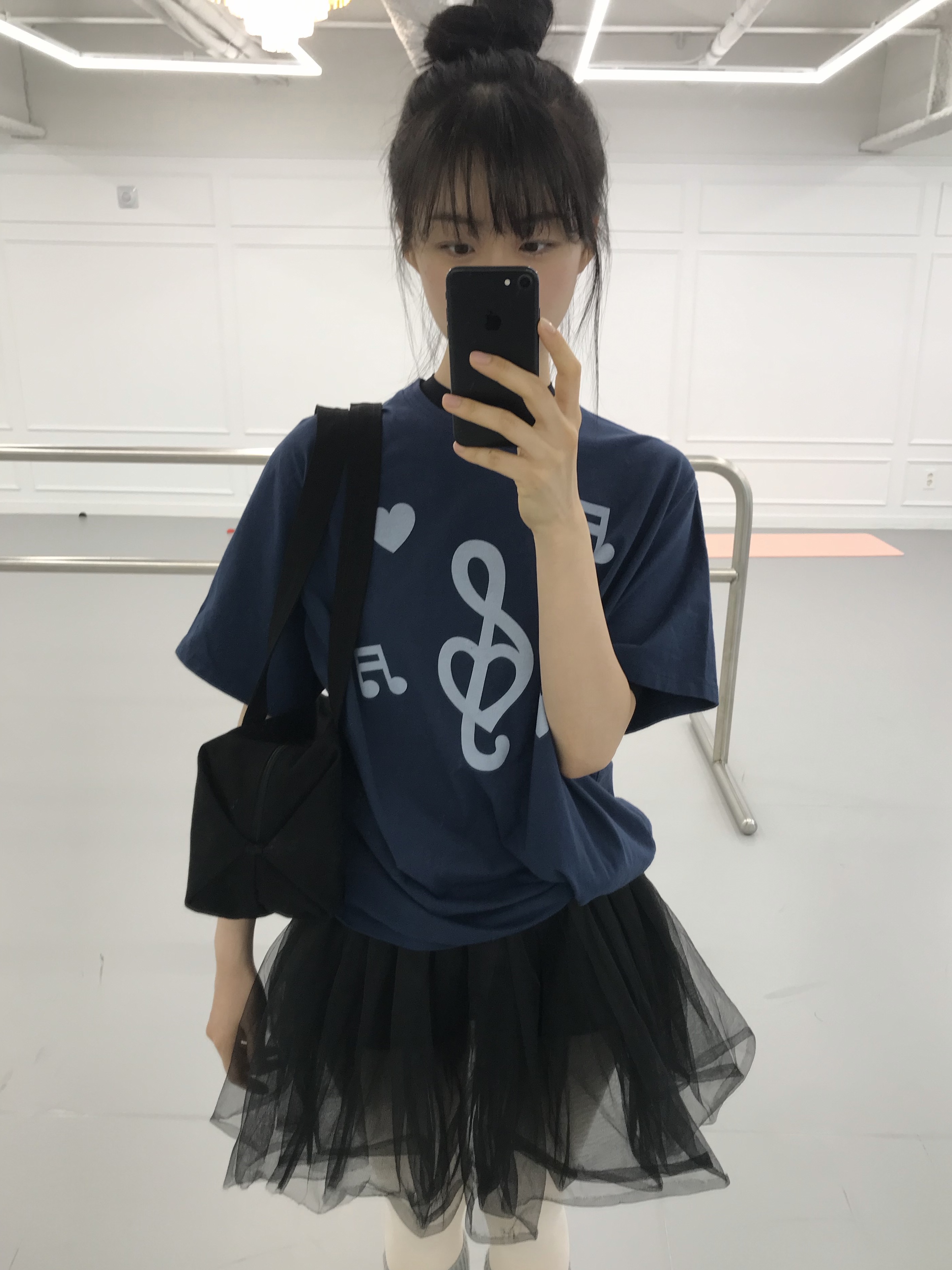 Isummerly Eternal Love Bag Black, Isummerly Melody T-shirt Navy 착용 스타일 - 1