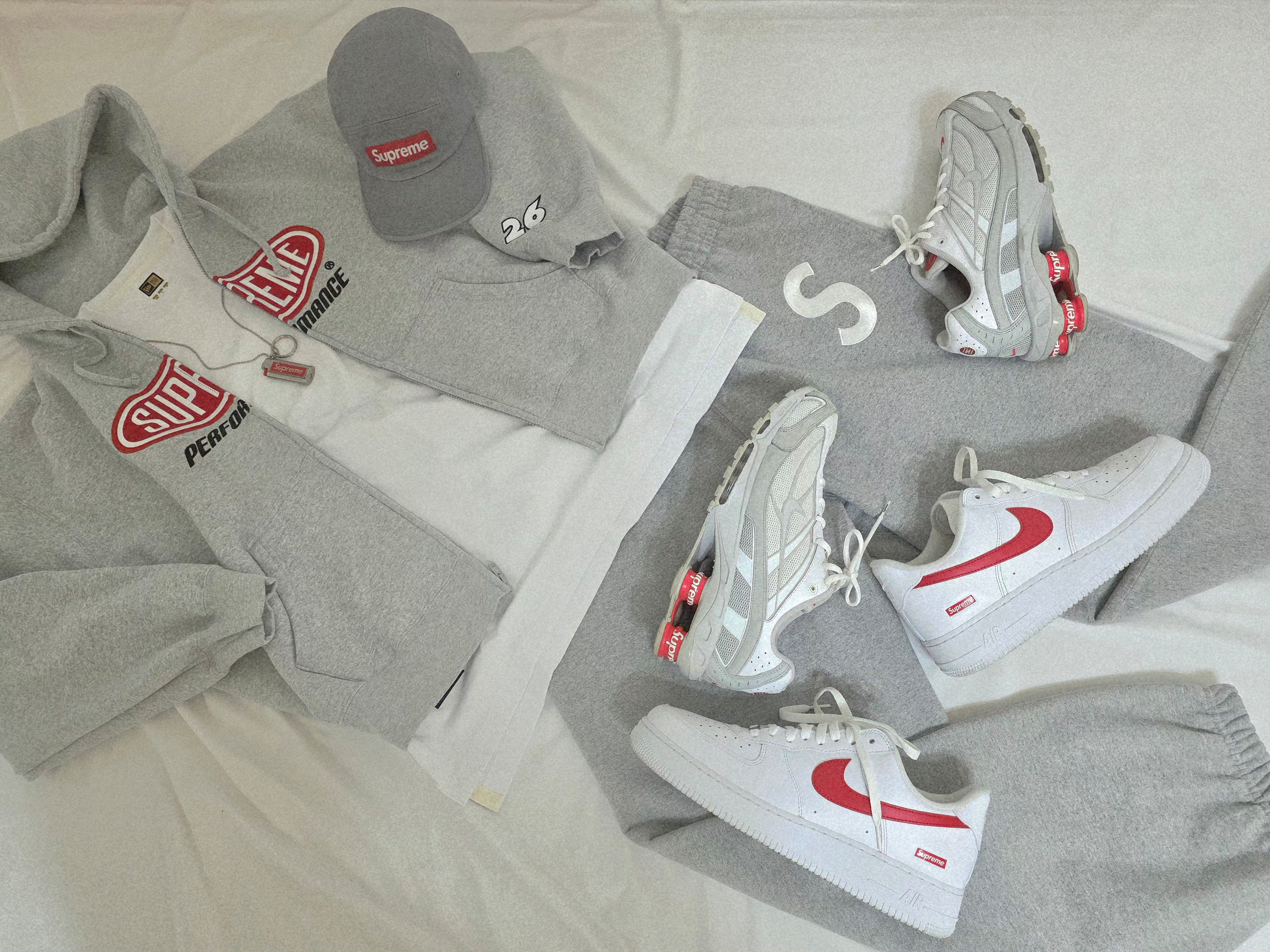 Supreme Performance Zip Up Hooded Sweatshirt Heather Grey - 26SS, Supreme Washed Chino Twill Camp Cap Grey - 26SS 착용 스타일 - 2