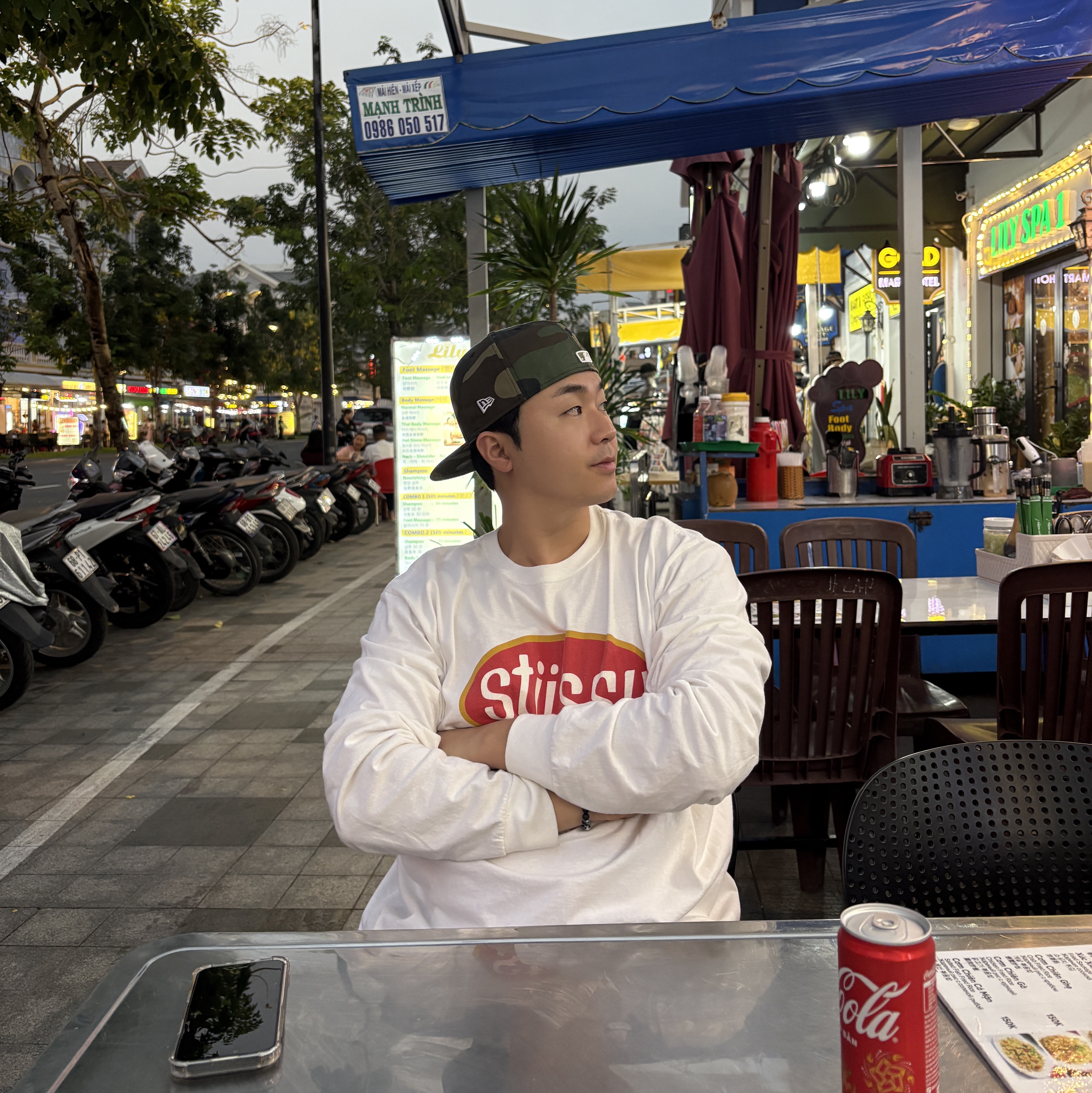 Stussy Pitstop LS T-Shirt White, New Era MLB LA Dodgers Basic Fitted Cap Woodland Camo 착용 스타일