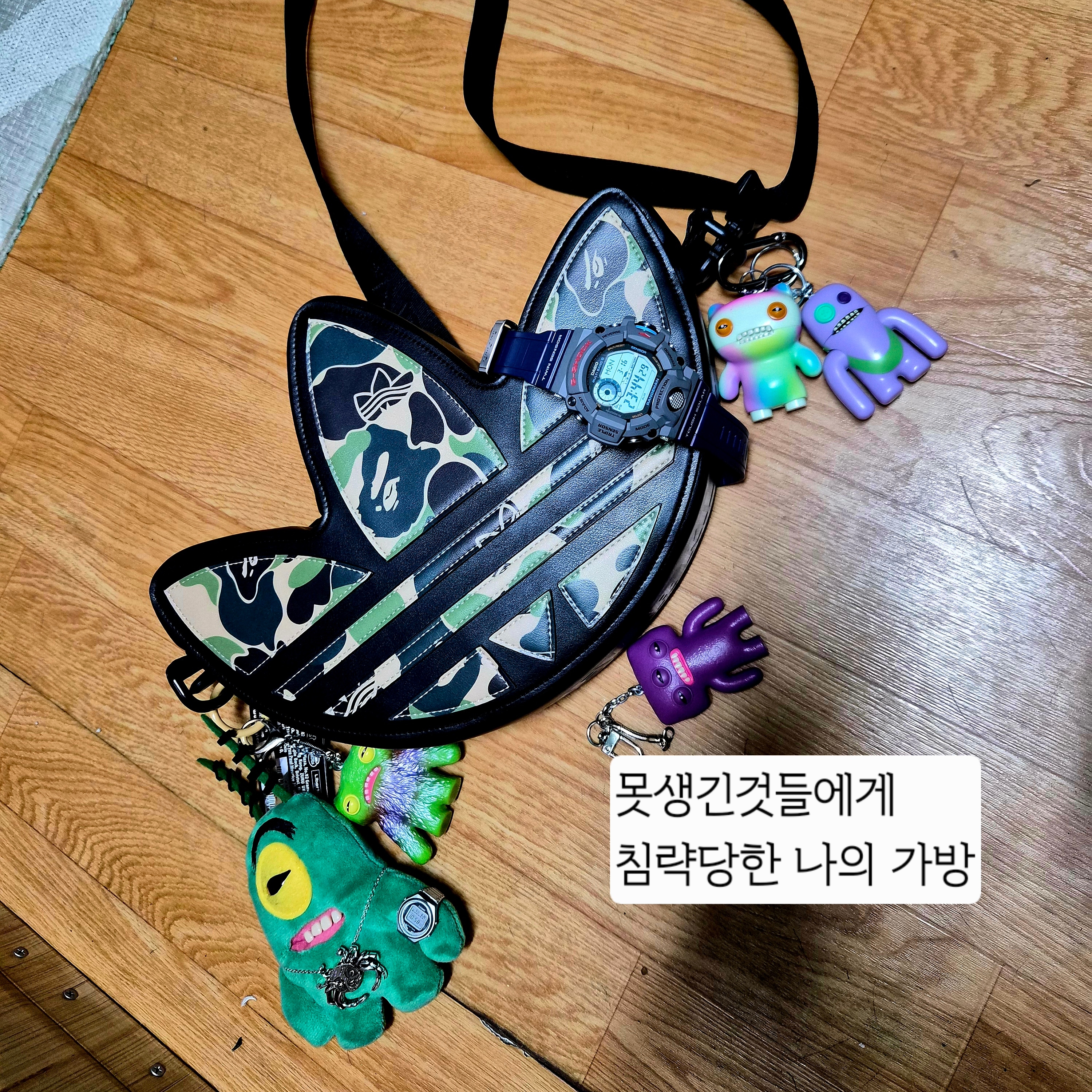 Adidas x BAPE Trefoil Shoulder Bag Black 착용 스타일 - 3