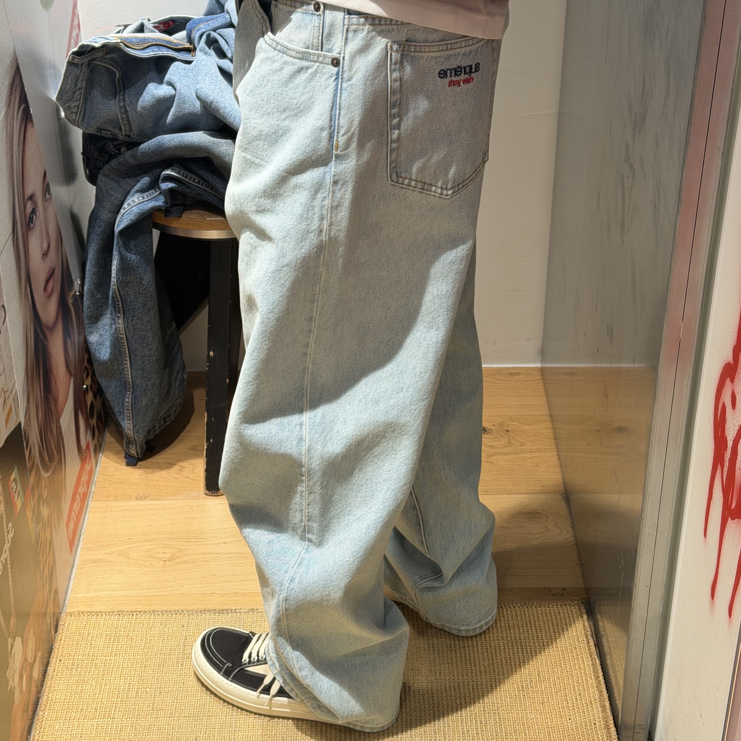 Supreme Baggy Jean Light Washed Indigo - 26SS, Rick Owens Drkshdw Vintage Sneakers Black Milk 착용 스타일