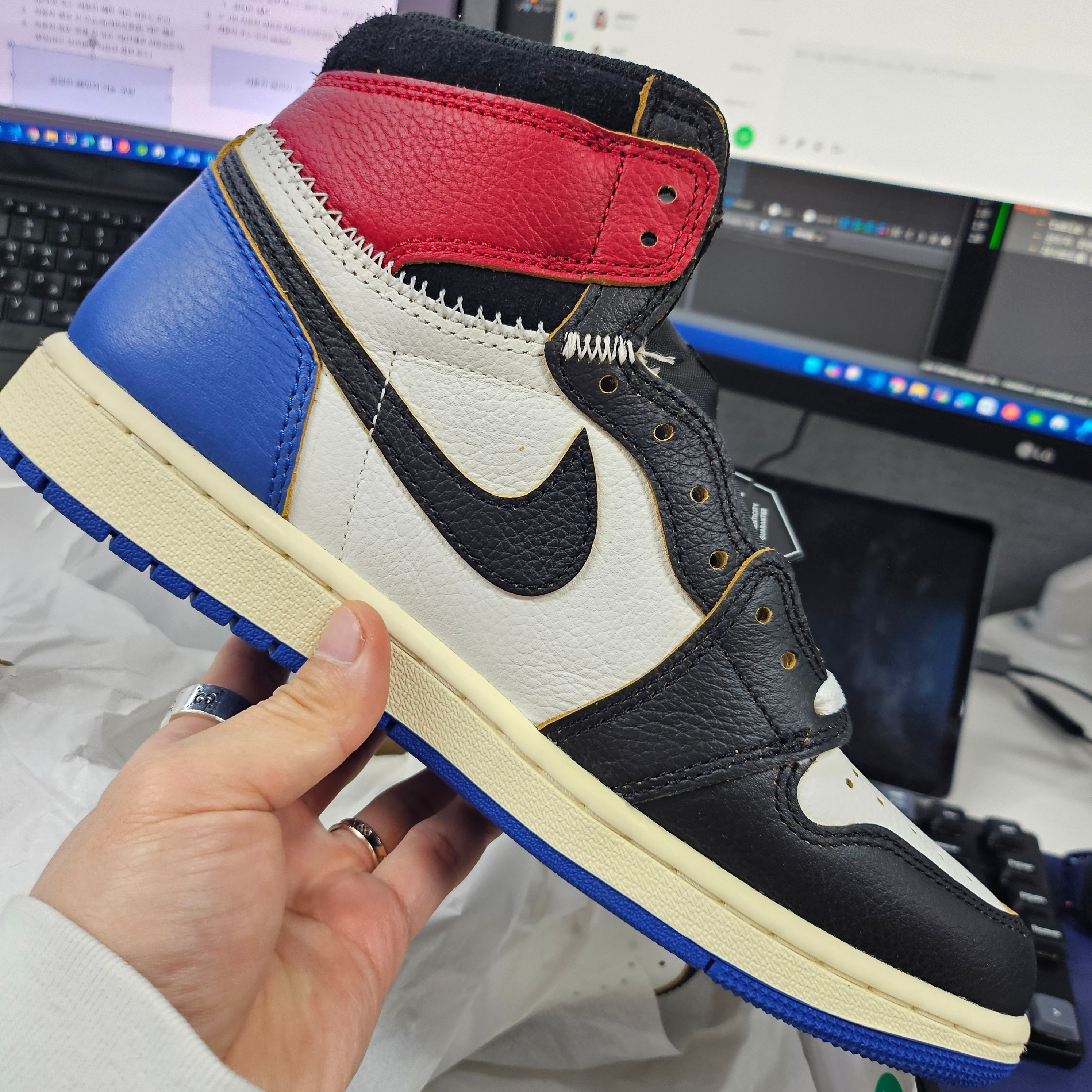 Jordan 1 x Fragment x Union LA Black and Varsity Red 착용 스타일 - 3