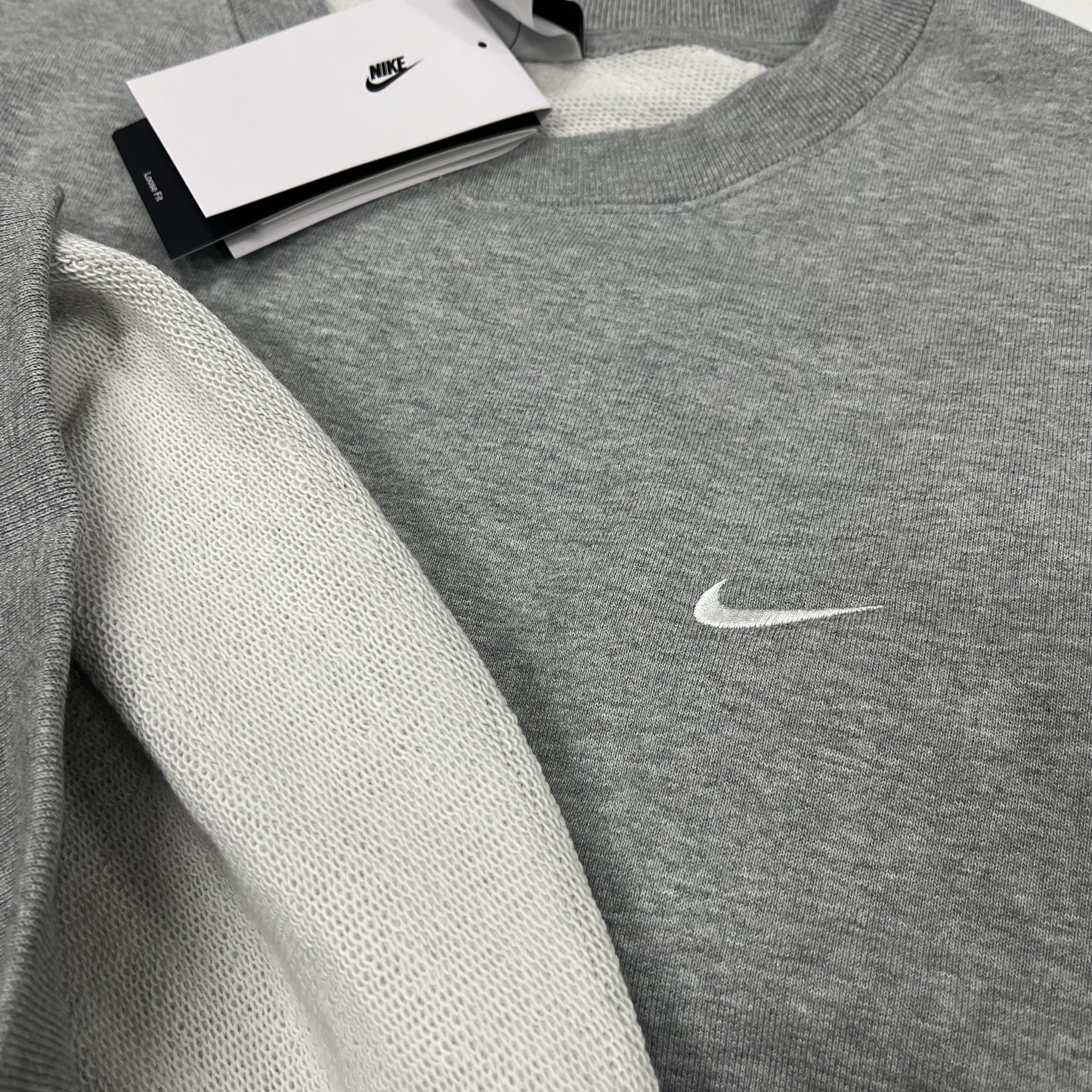 Nike Solo Swoosh French Terry Crew Dark Grey Heather - Asia, Nike Mind 001 Black Chrome 착용 스타일