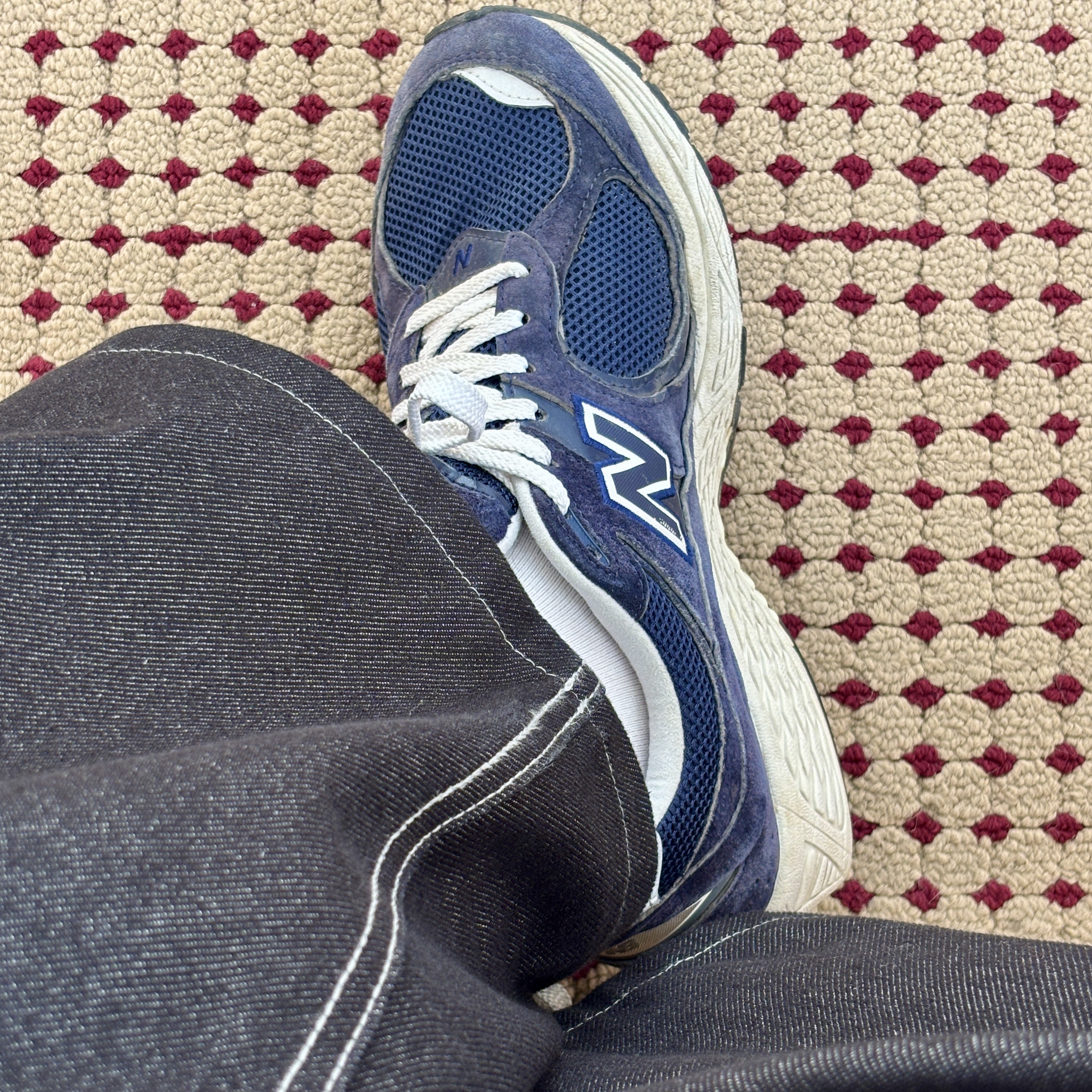 New Balance 2002R Navy 착용 스타일 - 2