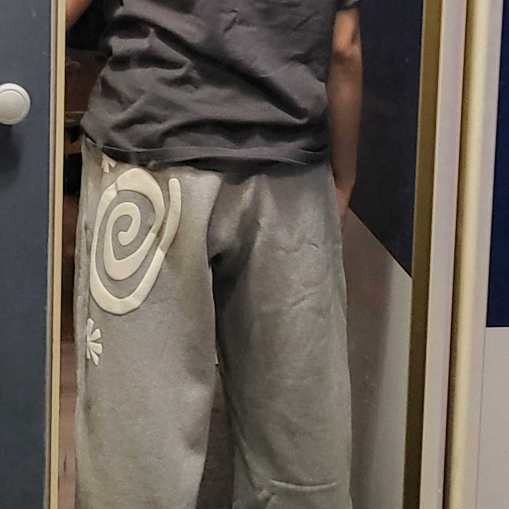 AMOU Molly One Tuck Sweat Pants Gray 착용 스타일 - 4